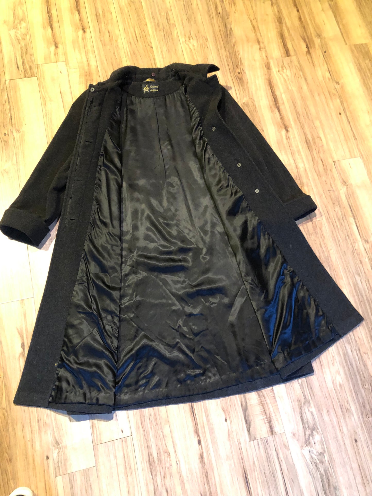 Kingspier Vintage - Vintage Luba limited edition lambswool blend long black coat with woven detail on the front, button closures, two pockets in the front and a satin lining.
Made in Romania.
Size 16.