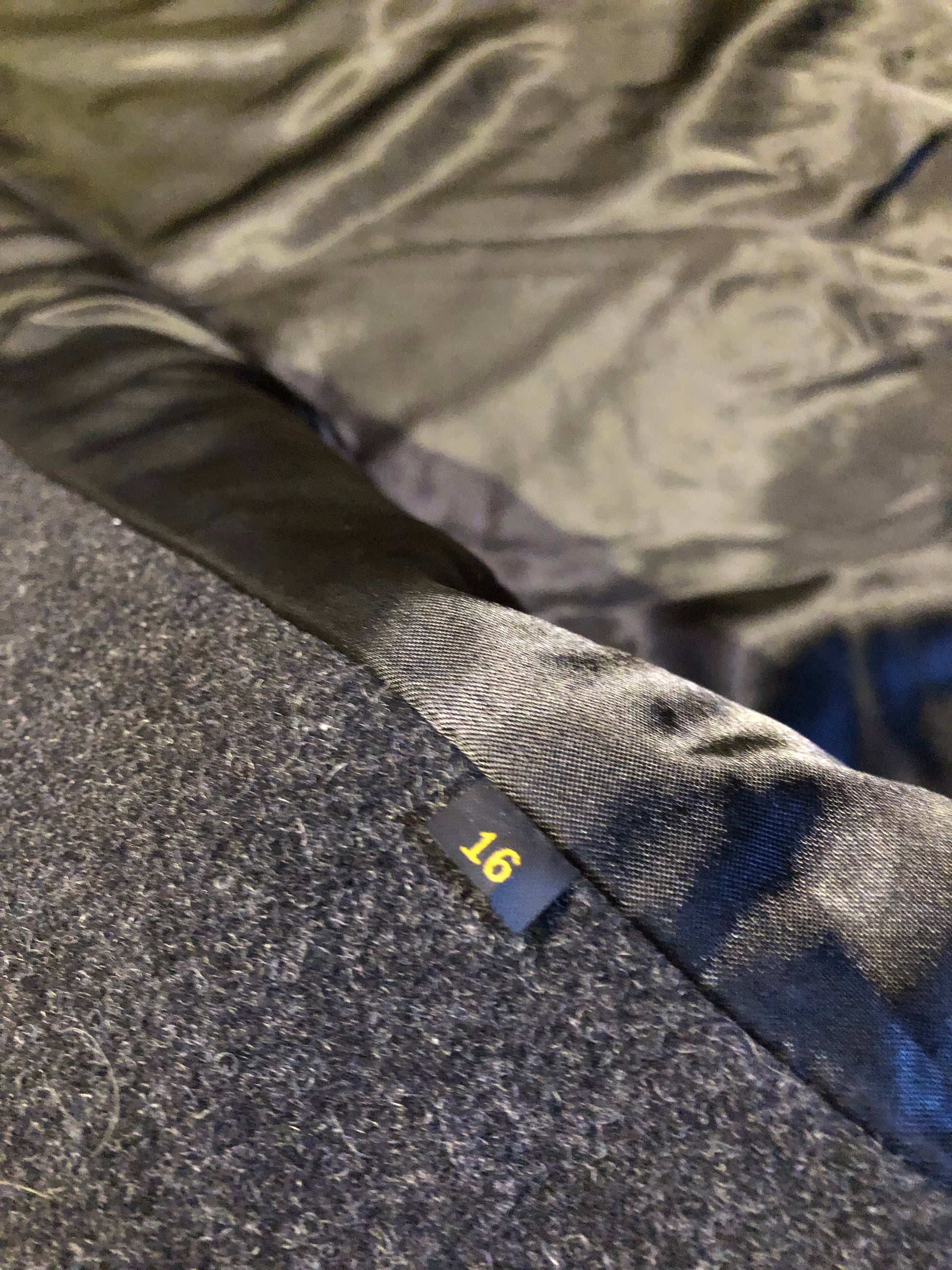 Kingspier Vintage - Vintage Luba limited edition lambswool blend long black coat with woven detail on the front, button closures, two pockets in the front and a satin lining.
Made in Romania.
Size 16.