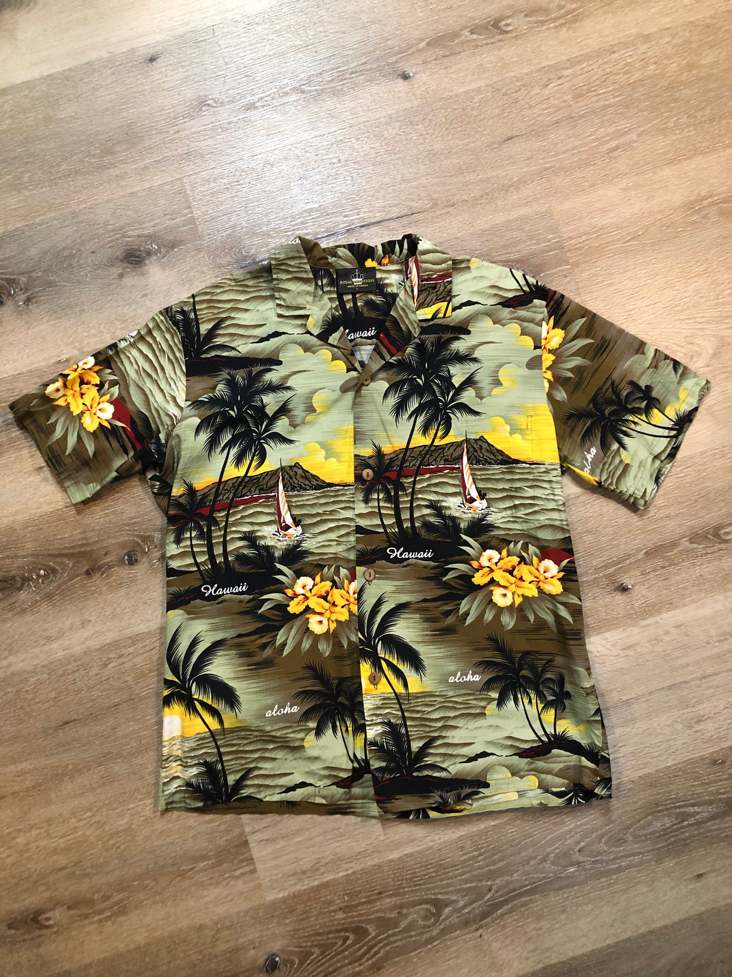 Kingspier Vintage - Royal Creations button up Hawaiian shirt. Made in Hawaii. Mens size large.