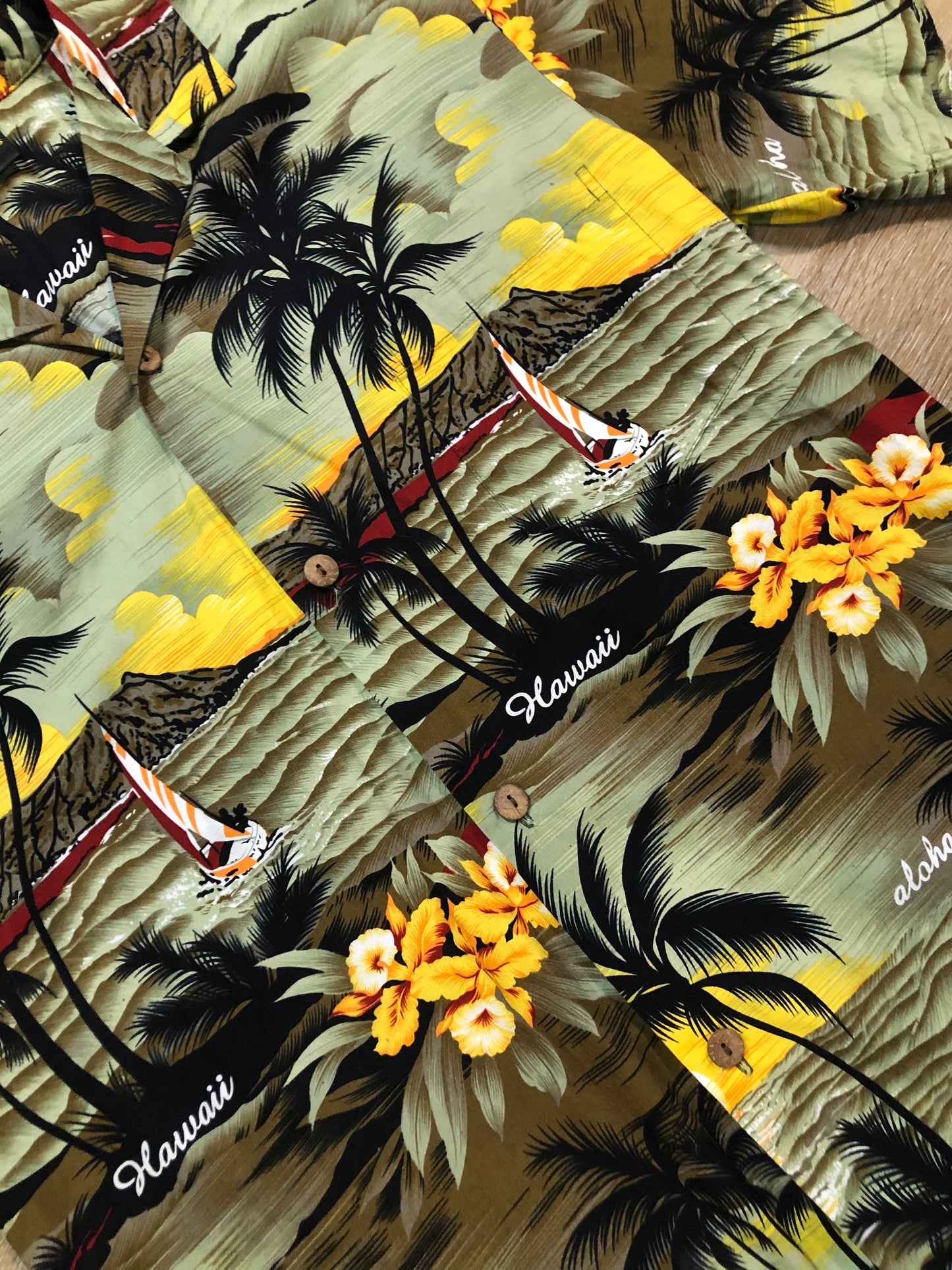 Kingspier Vintage - Royal Creations button up Hawaiian shirt. Made in Hawaii. Mens size large.
