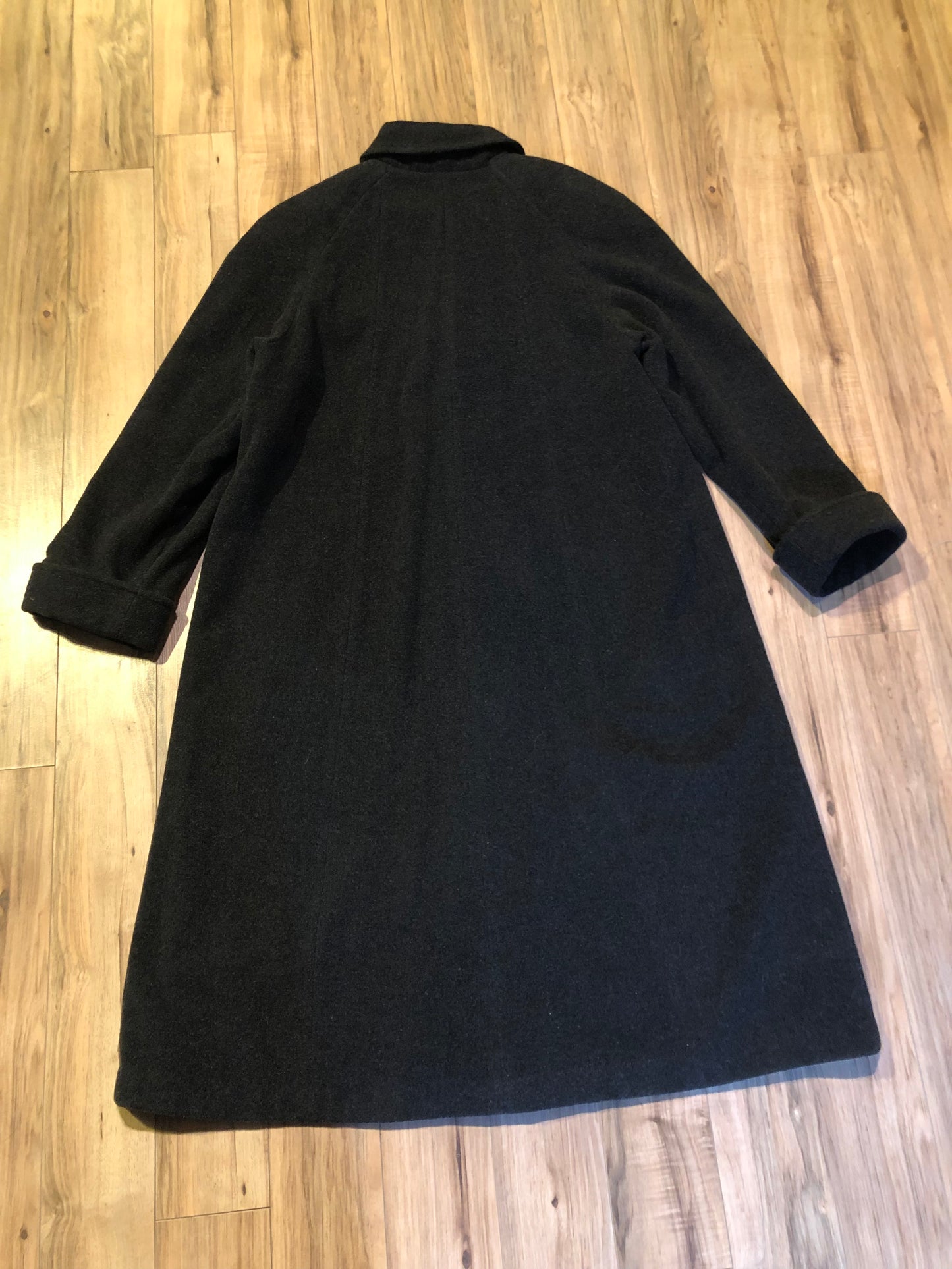 Kingspier Vintage - Vintage Luba limited edition lambswool blend long black coat with woven detail on the front, button closures, two pockets in the front and a satin lining.
Made in Romania.
Size 16.