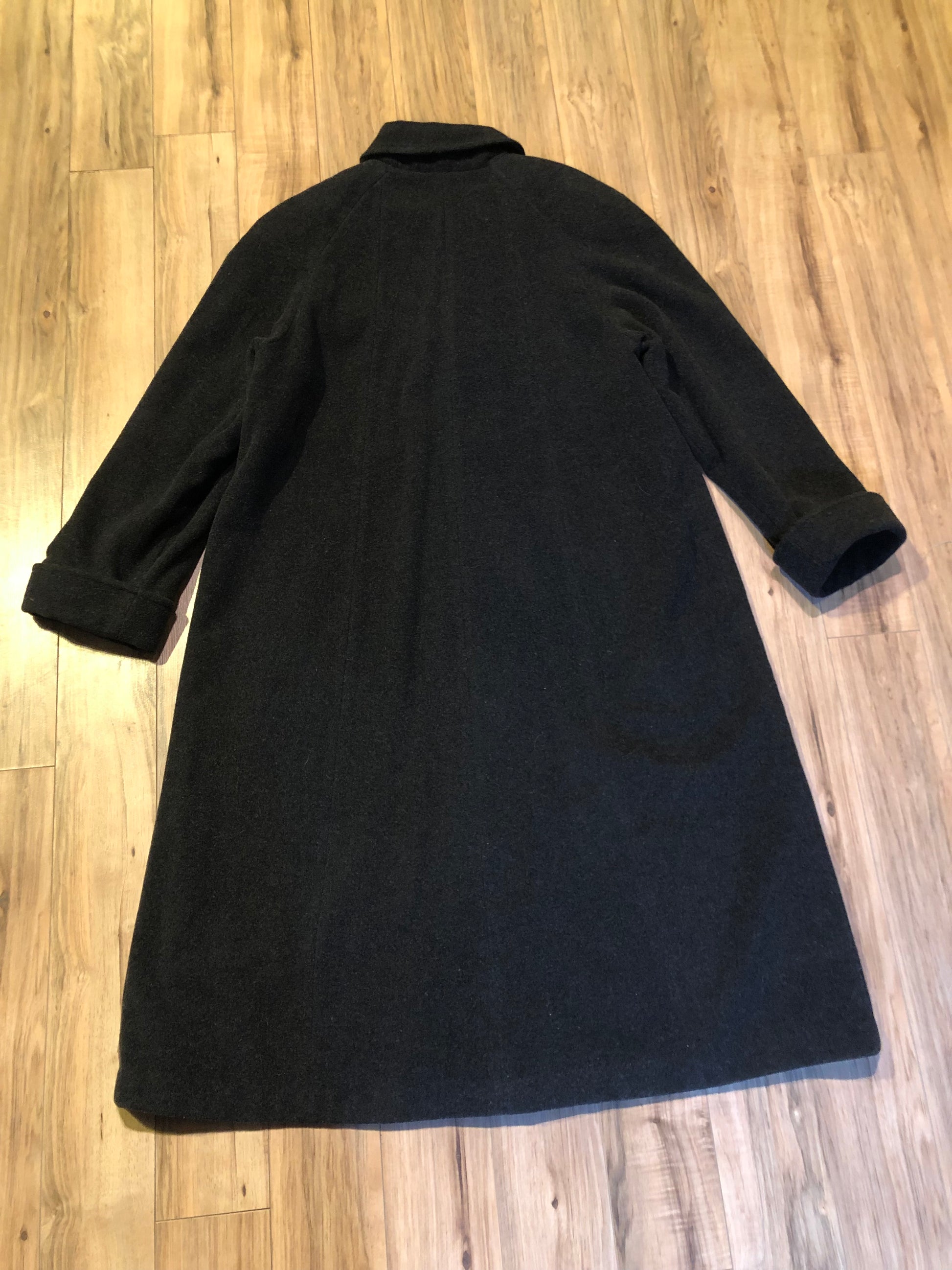Kingspier Vintage - Vintage Luba limited edition lambswool blend long black coat with woven detail on the front, button closures, two pockets in the front and a satin lining.
Made in Romania.
Size 16.