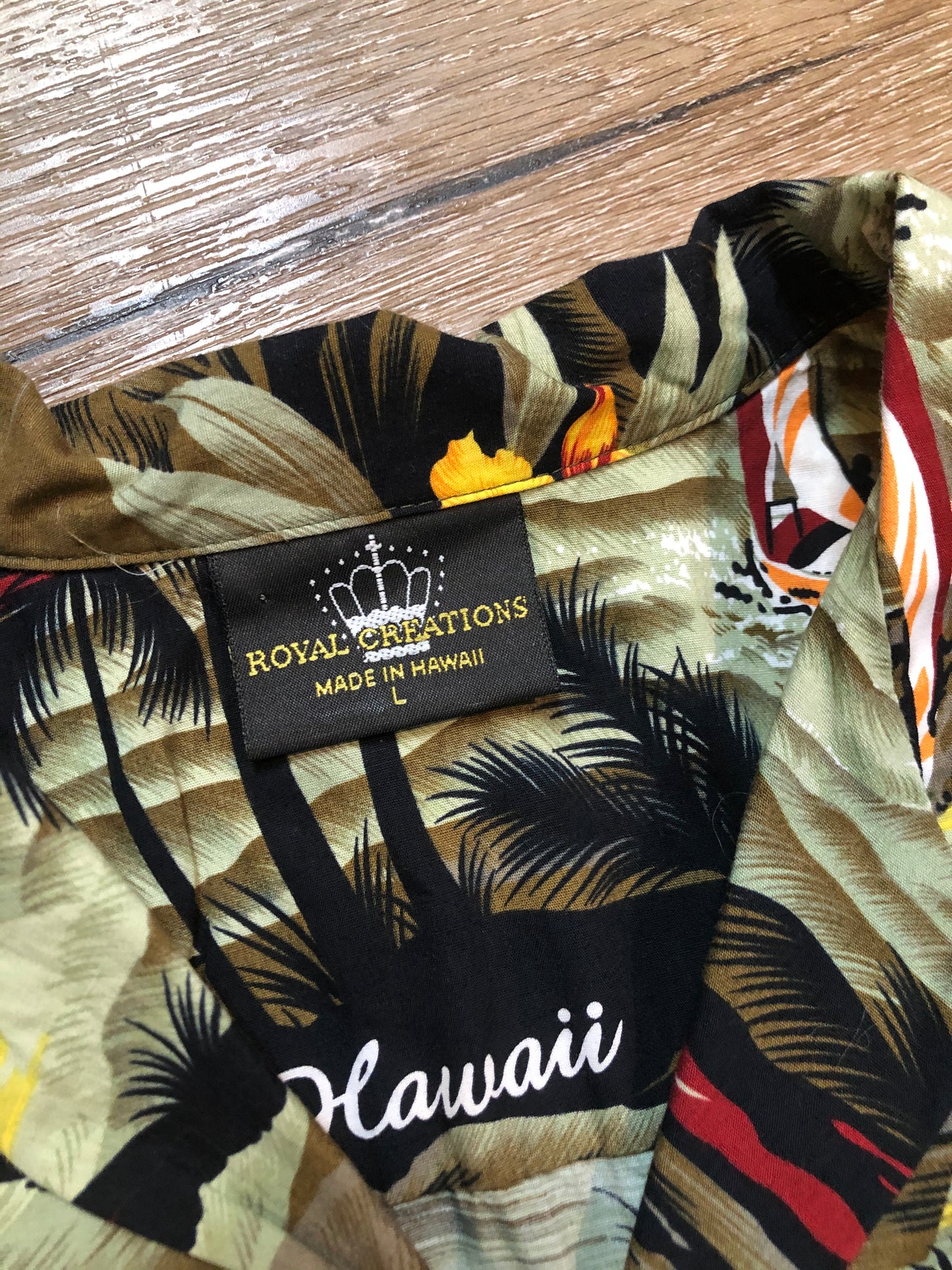 Kingspier Vintage - Royal Creations button up Hawaiian shirt. Made in Hawaii. Mens size large.