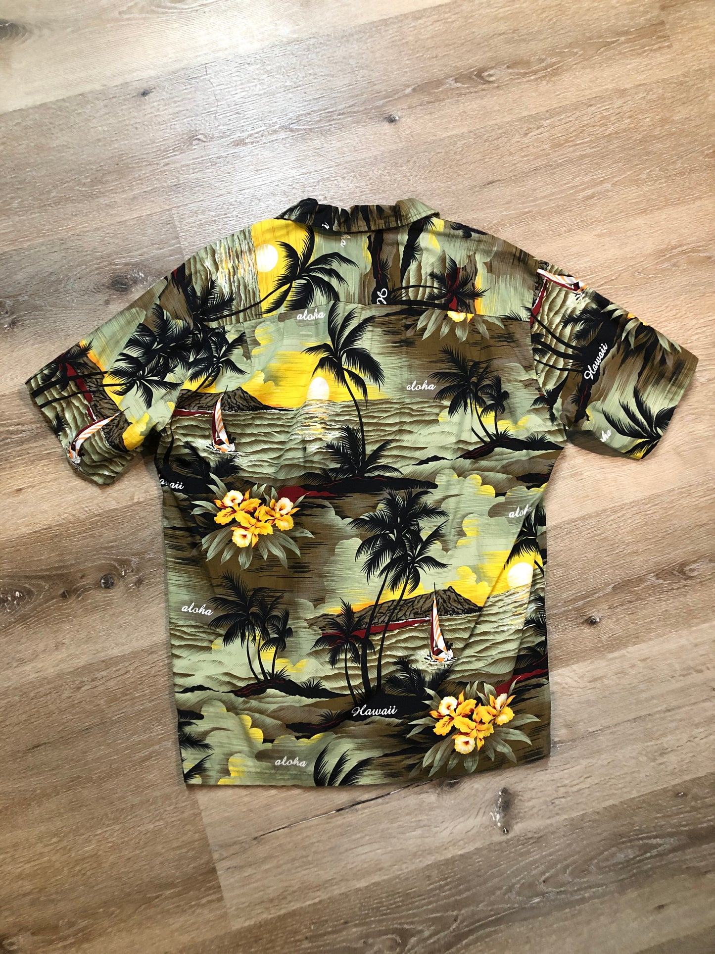 Kingspier Vintage - Royal Creations button up Hawaiian shirt. Made in Hawaii. Mens size large.