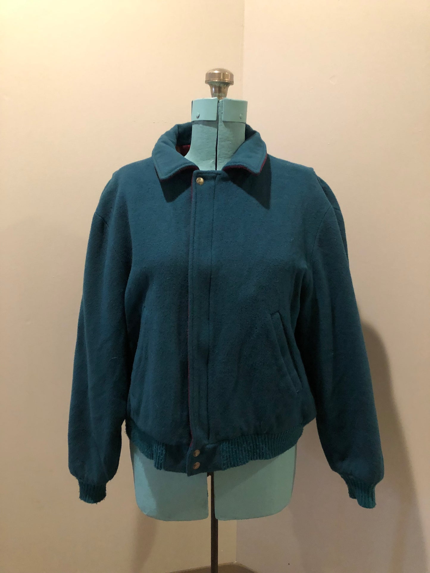 Kingspier Vintage - Vintage Woolrich wool blend bomber style jacket in teal with plaid lining, zipper closure, two front pockets and knit cuffs. The shell is 80% wool/ 20% nylon.
Made in USA
Size Large