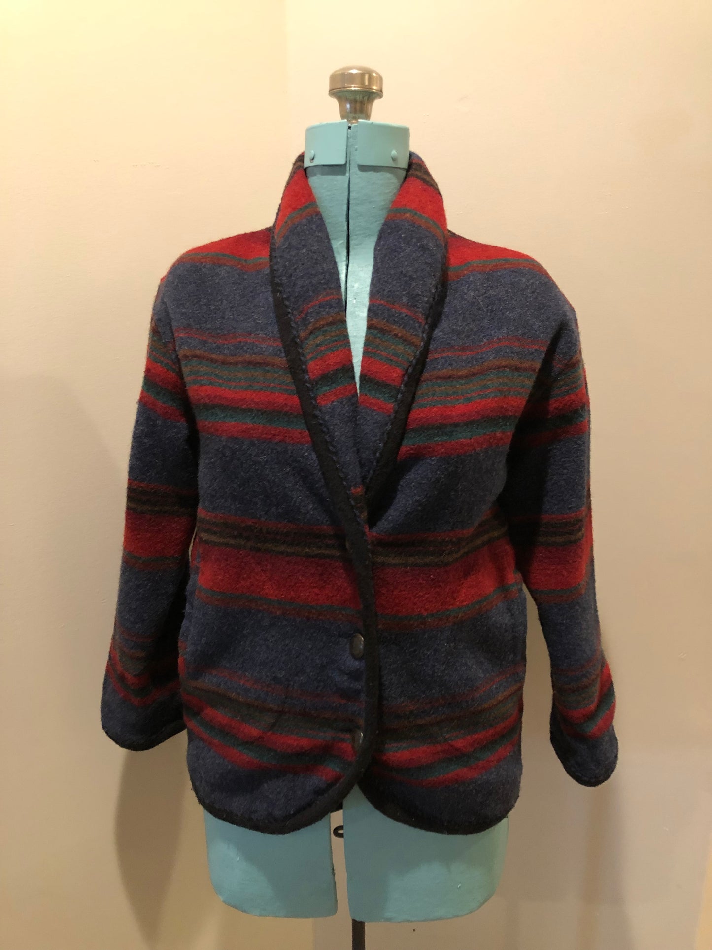 Kingspier Vintage - Vintage Woolrich wool blend jacket with southwest design, shawl collar, button closures and two front pockets. 85% wool/ 15% nylon.
Made in USA.
Size Small.