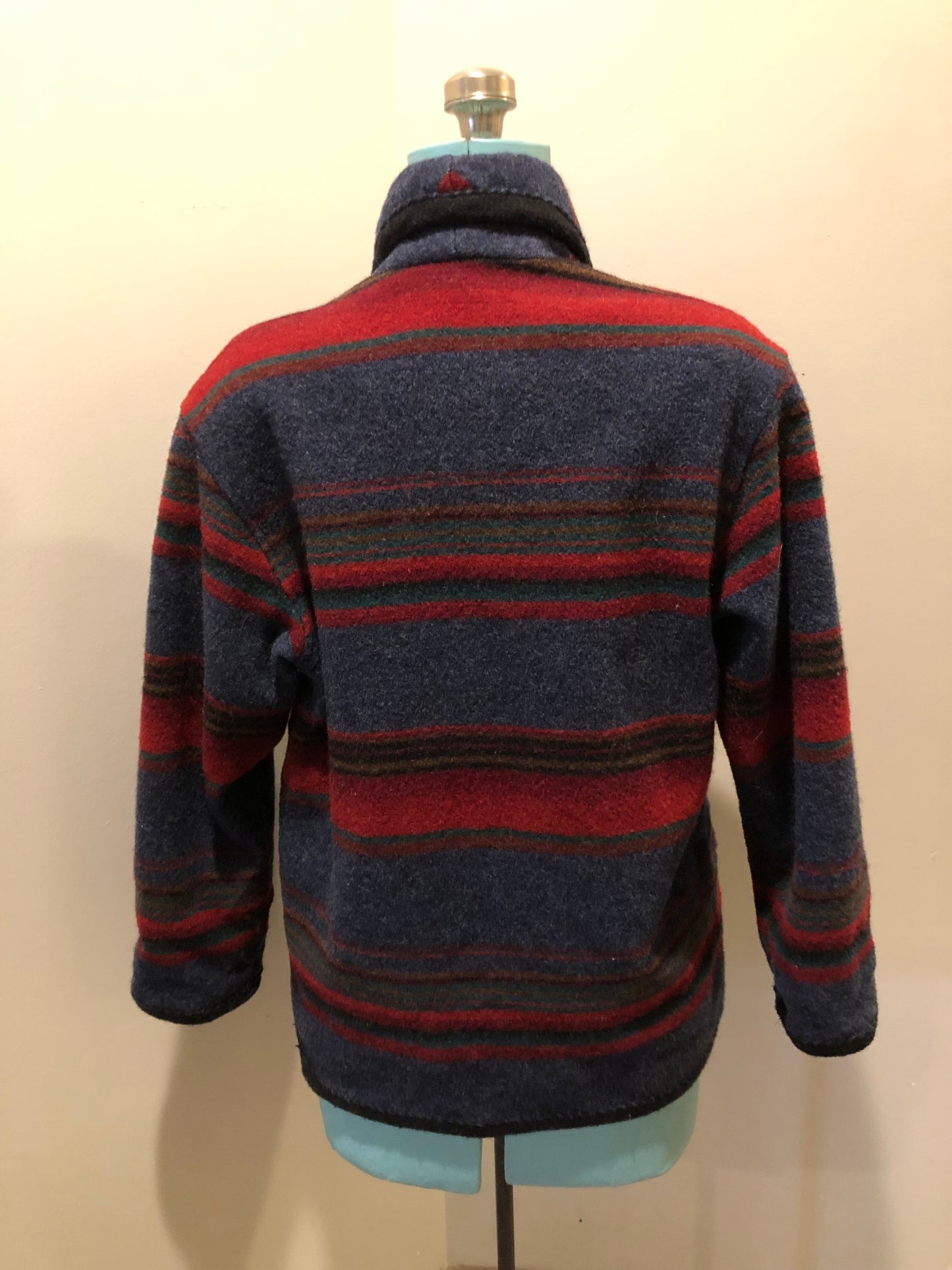 Kingspier Vintage - Vintage Woolrich wool blend jacket with southwest design, shawl collar, button closures and two front pockets. 85% wool/ 15% nylon.
Made in USA.
Size Small.