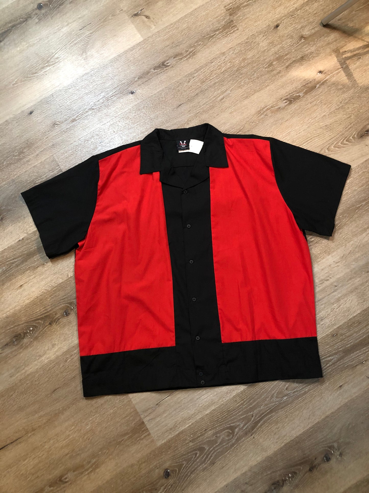 Kingspier Vintage - Hilton black and red button up bowling shirt. Cotton blend. Mens size XL.