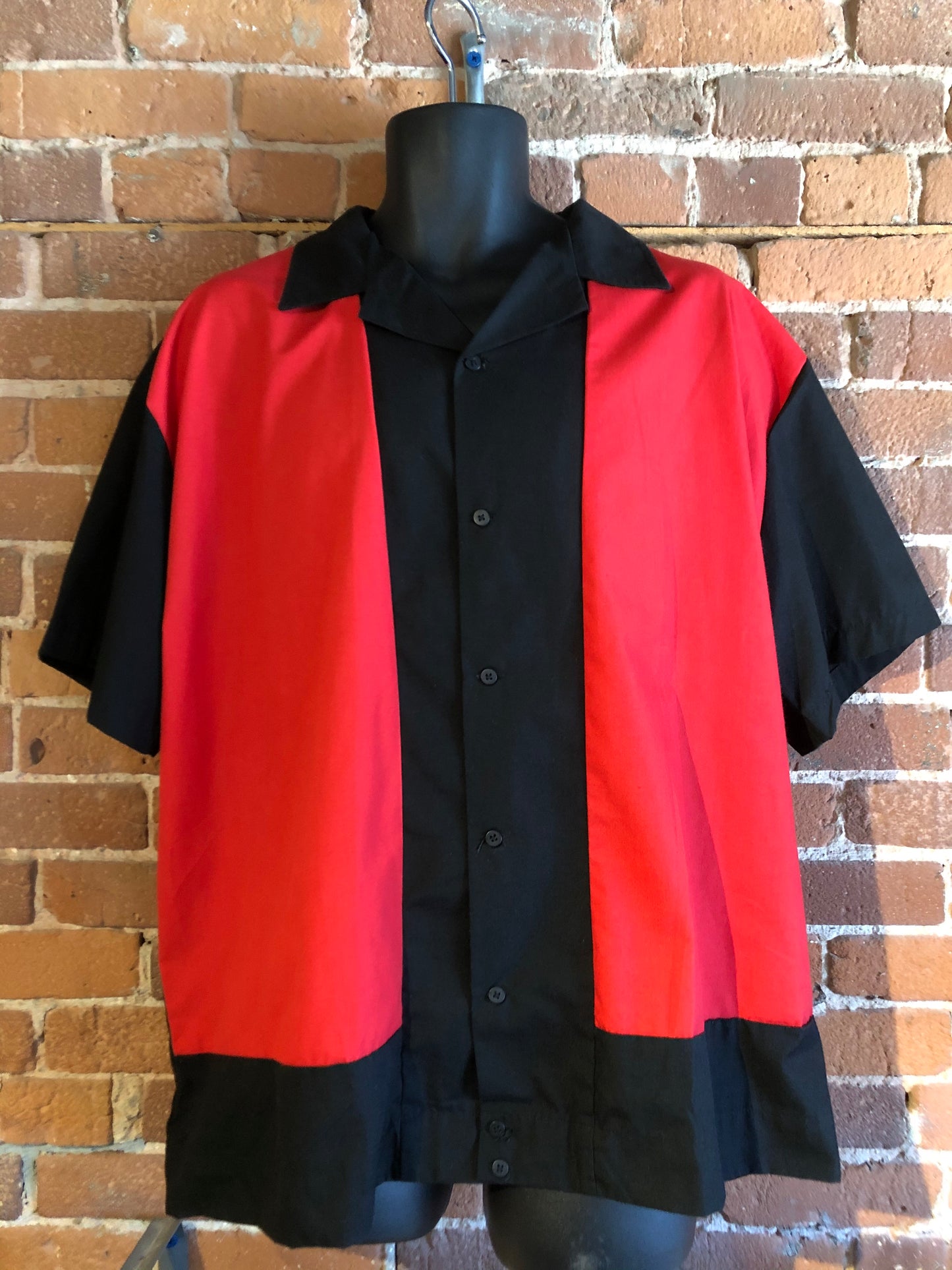 Kingspier Vintage - Hilton black and red button up bowling shirt. Cotton blend. Mens size XL.