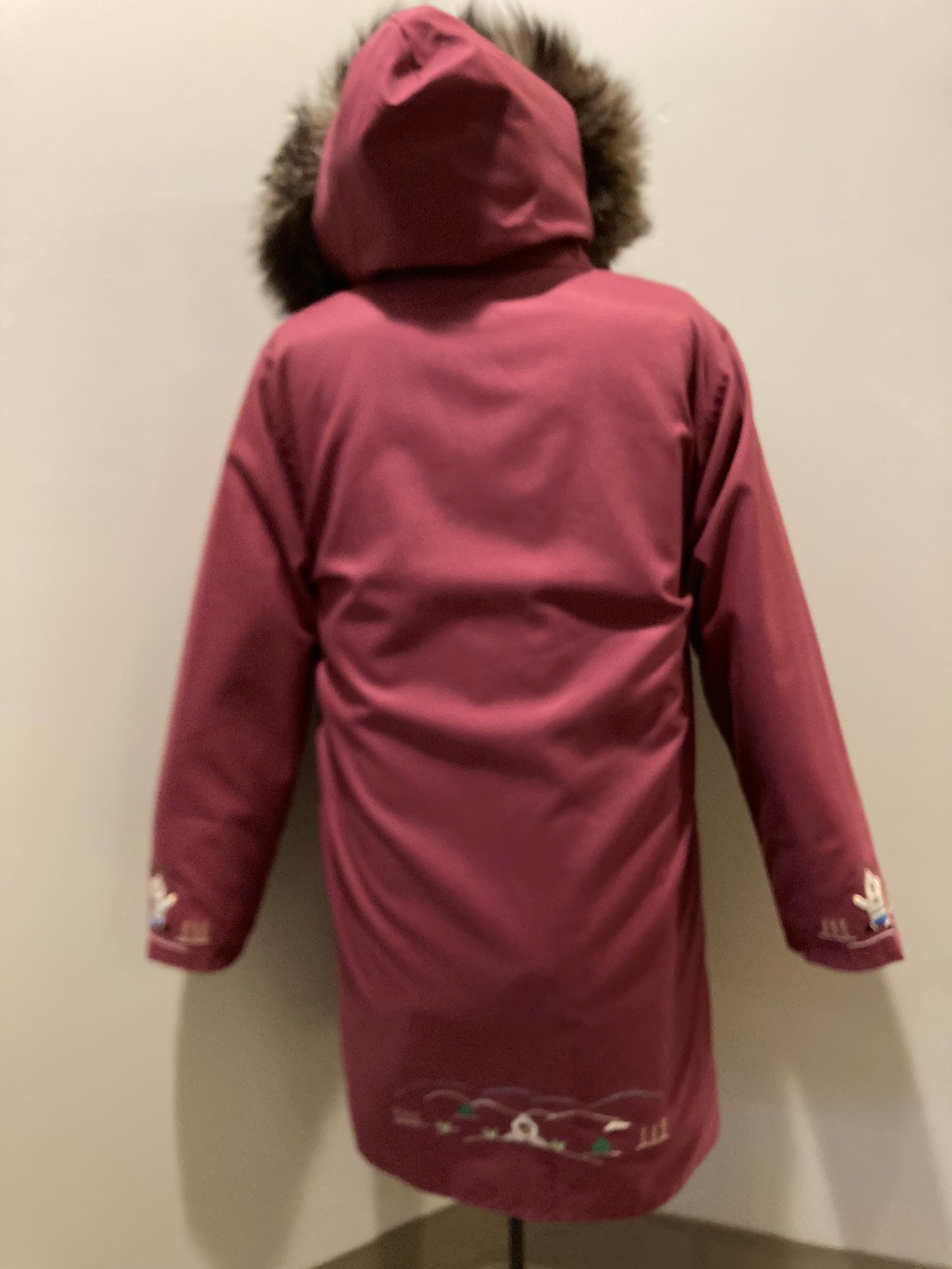 Kingspier Vintage - Vintage Northern Sun light pink 100% wool parka features a removable storm shell, fur trimmed hood, fur pom poms, zipper closures, two front pockets, quilted lining and hand embroidered goose motif on the front, and back of the coat.
Made in Canada.
Size 16/ Large.