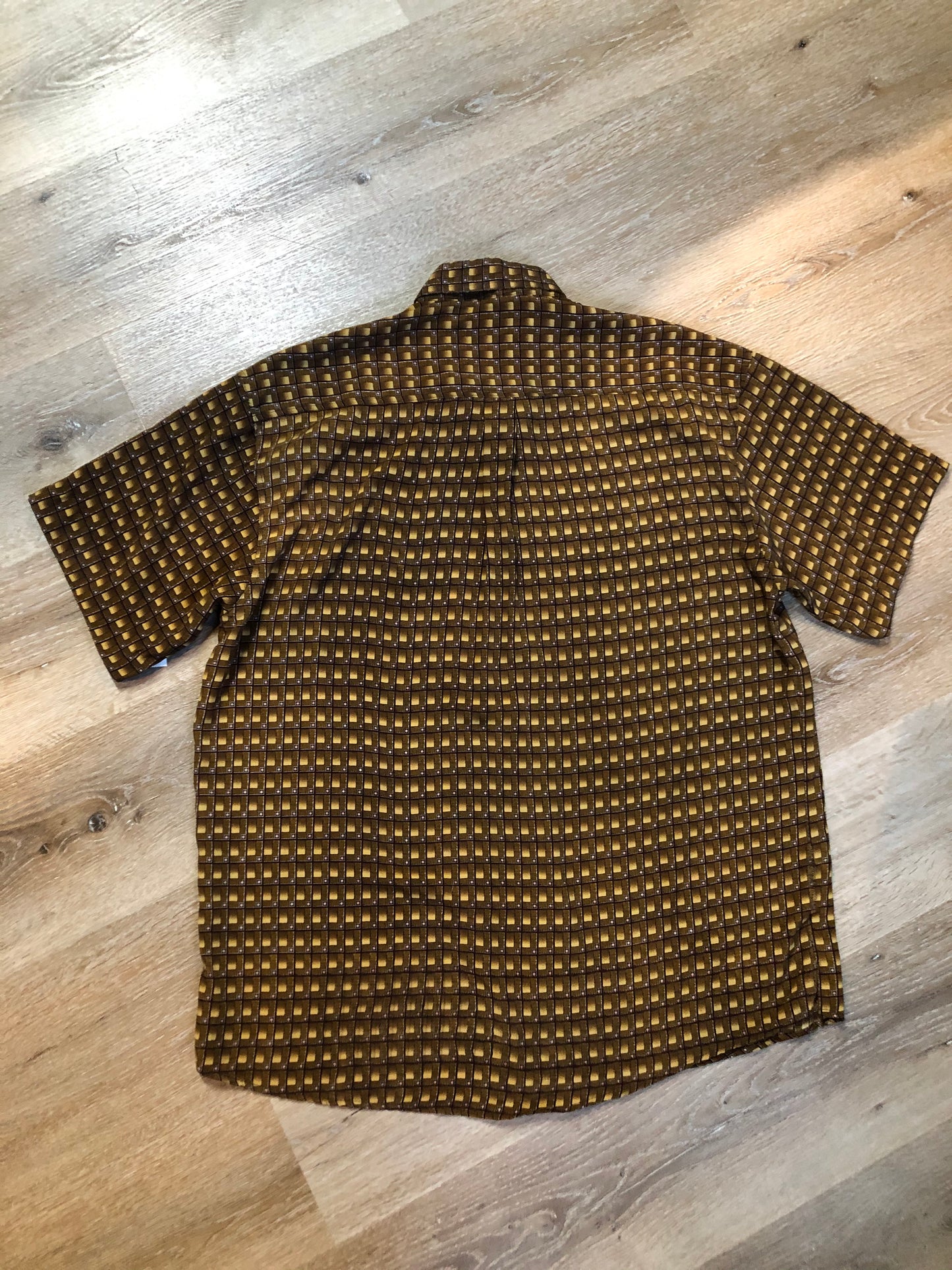 Kingspier Vintage - Vintage Soneite short sleeve button up shirt with brown and beige design. 100% silk. Size large mens.