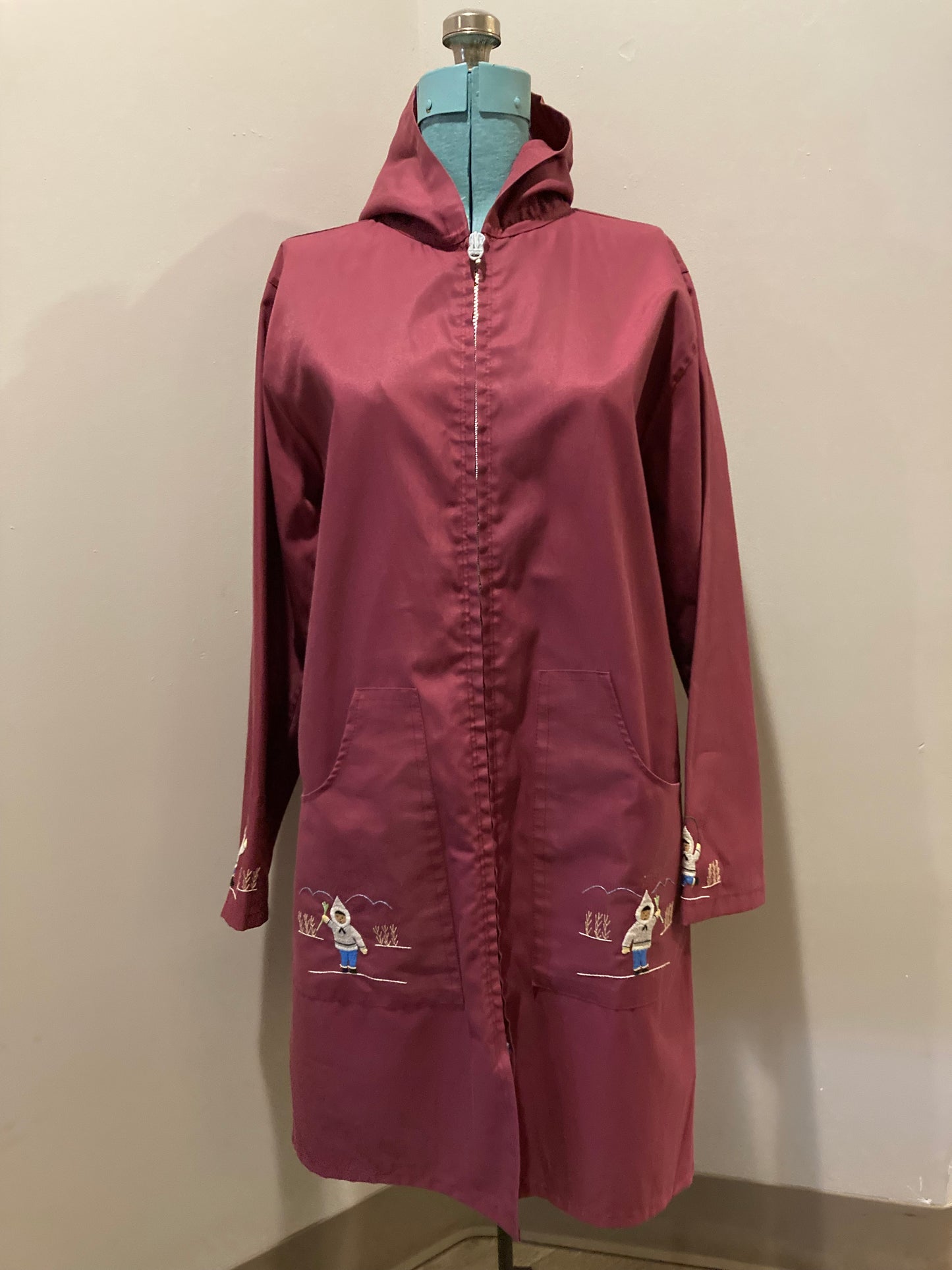 Kingspier Vintage - Vintage Northern Sun light pink 100% wool parka features a removable storm shell, fur trimmed hood, fur pom poms, zipper closures, two front pockets, quilted lining and hand embroidered goose motif on the front, and back of the coat.
Made in Canada.
Size 16/ Large.