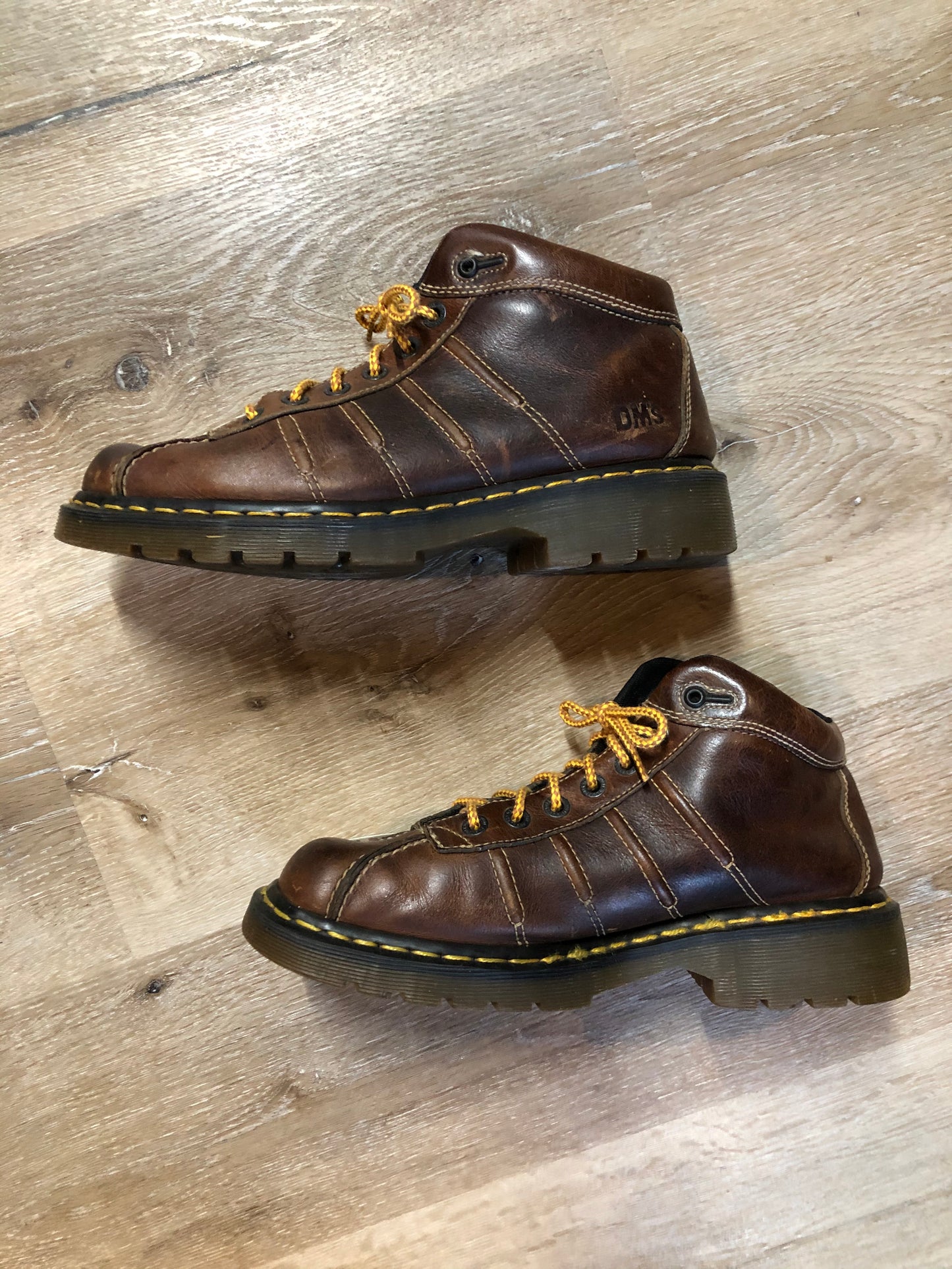 Kingspier Vintage - Doc Martens 9763 lace up ankle boot in smooth brown leather. .Made in England.
Size men’s 10
*Boots are in great condition.