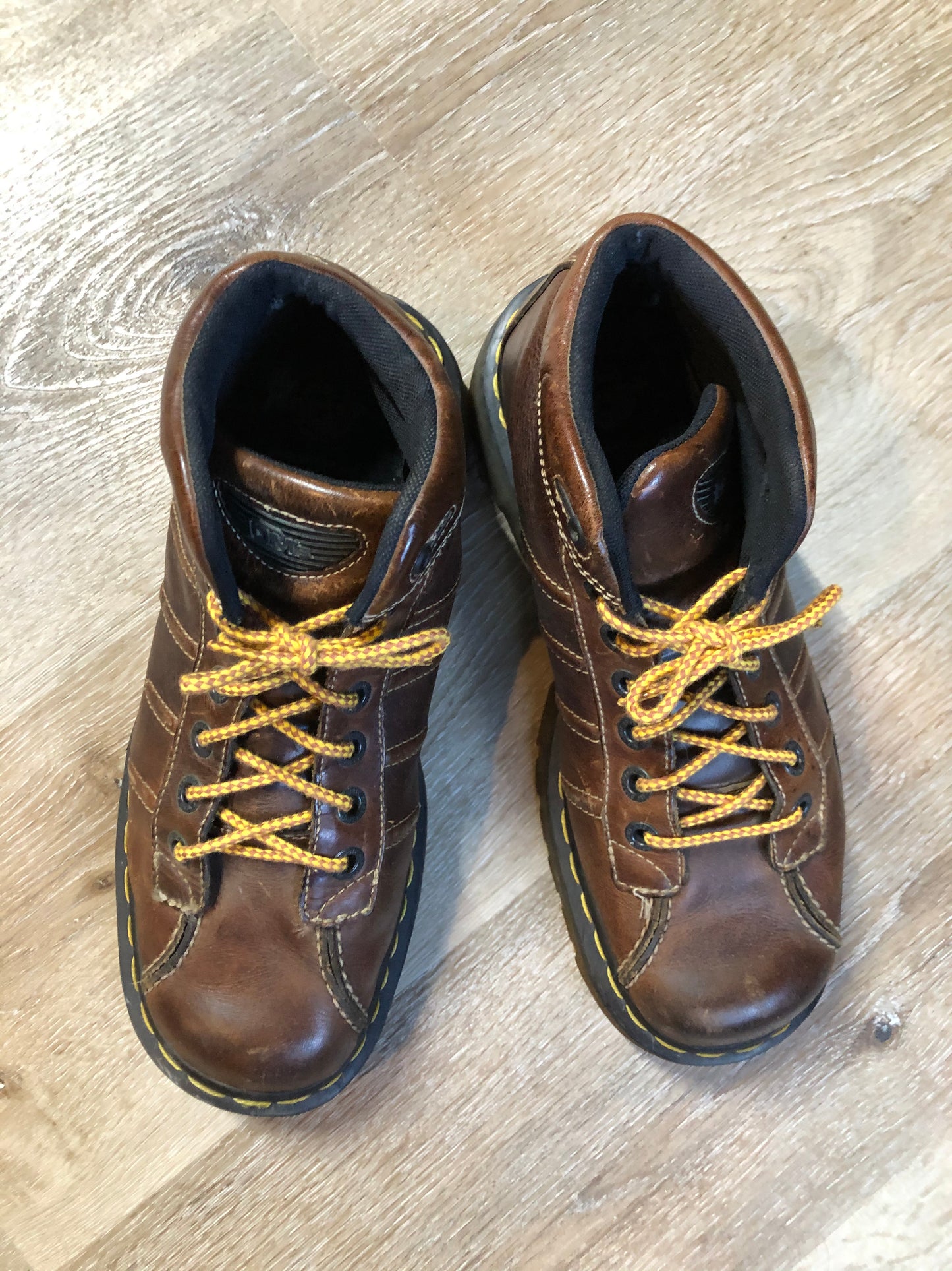 Kingspier Vintage - Doc Martens 9763 lace up ankle boot in smooth brown leather. .Made in England.
Size men’s 10
*Boots are in great condition.