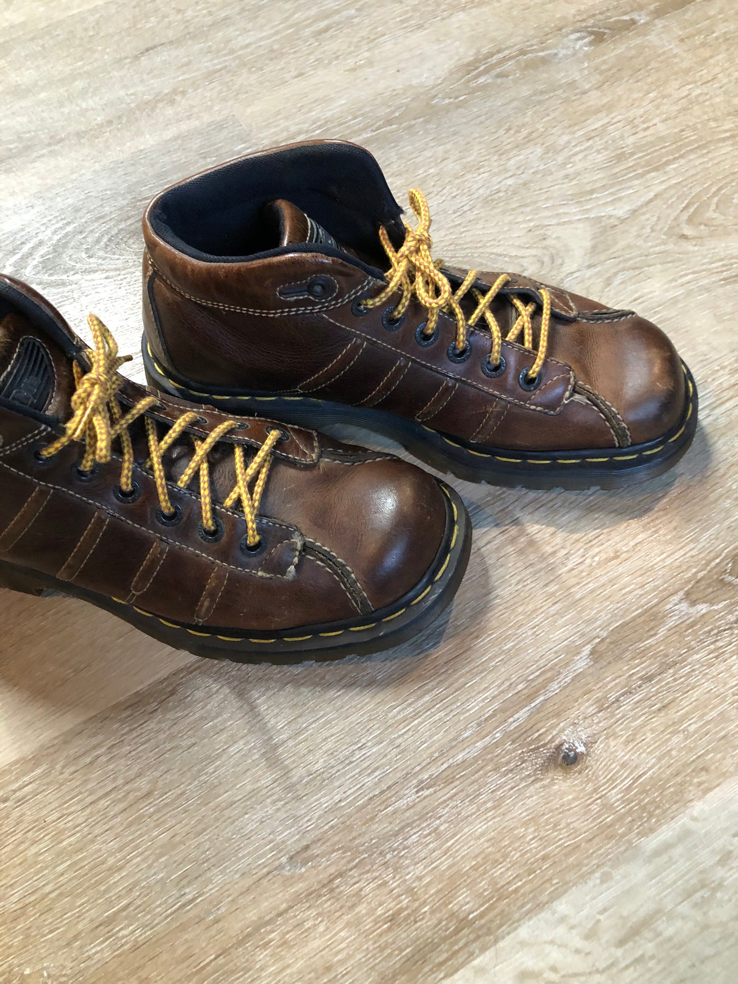 Kingspier Vintage - Doc Martens 9763 lace up ankle boot in smooth brown leather. .Made in England.
Size men’s 10
*Boots are in great condition.