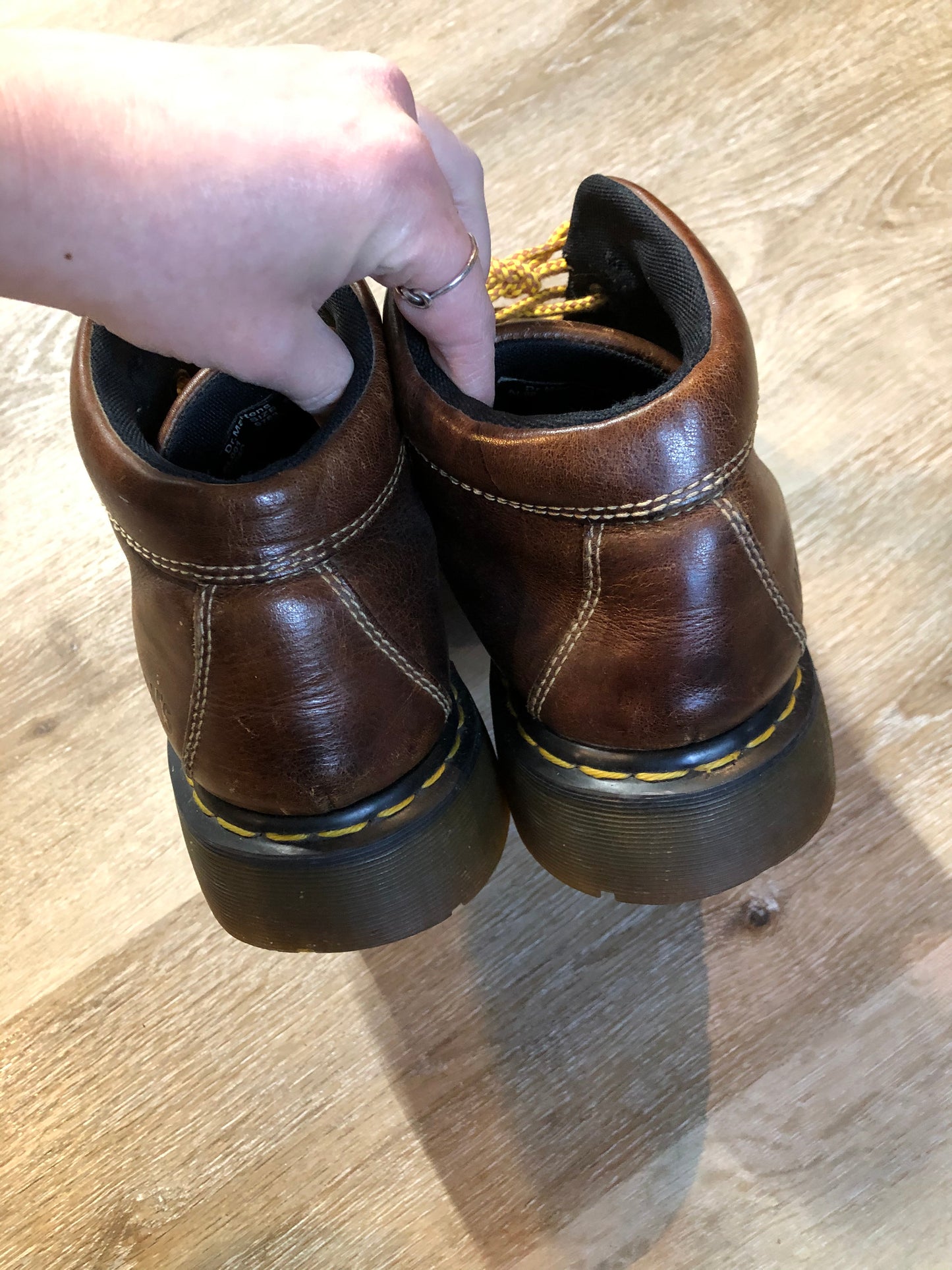 Kingspier Vintage - Doc Martens 9763 lace up ankle boot in smooth brown leather. .Made in England.
Size men’s 10
*Boots are in great condition.