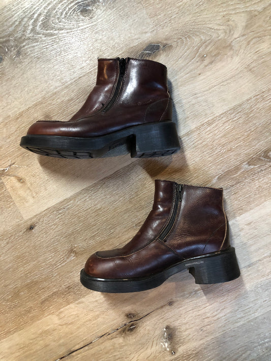 Kingspier Vintage - Vintage Doc Martens dark brown ankle boot,with heel and zipper on both sides. Made in England,
Size Womens UK 5, US 7
*Boots are in great condition. with some wear on the left heel.