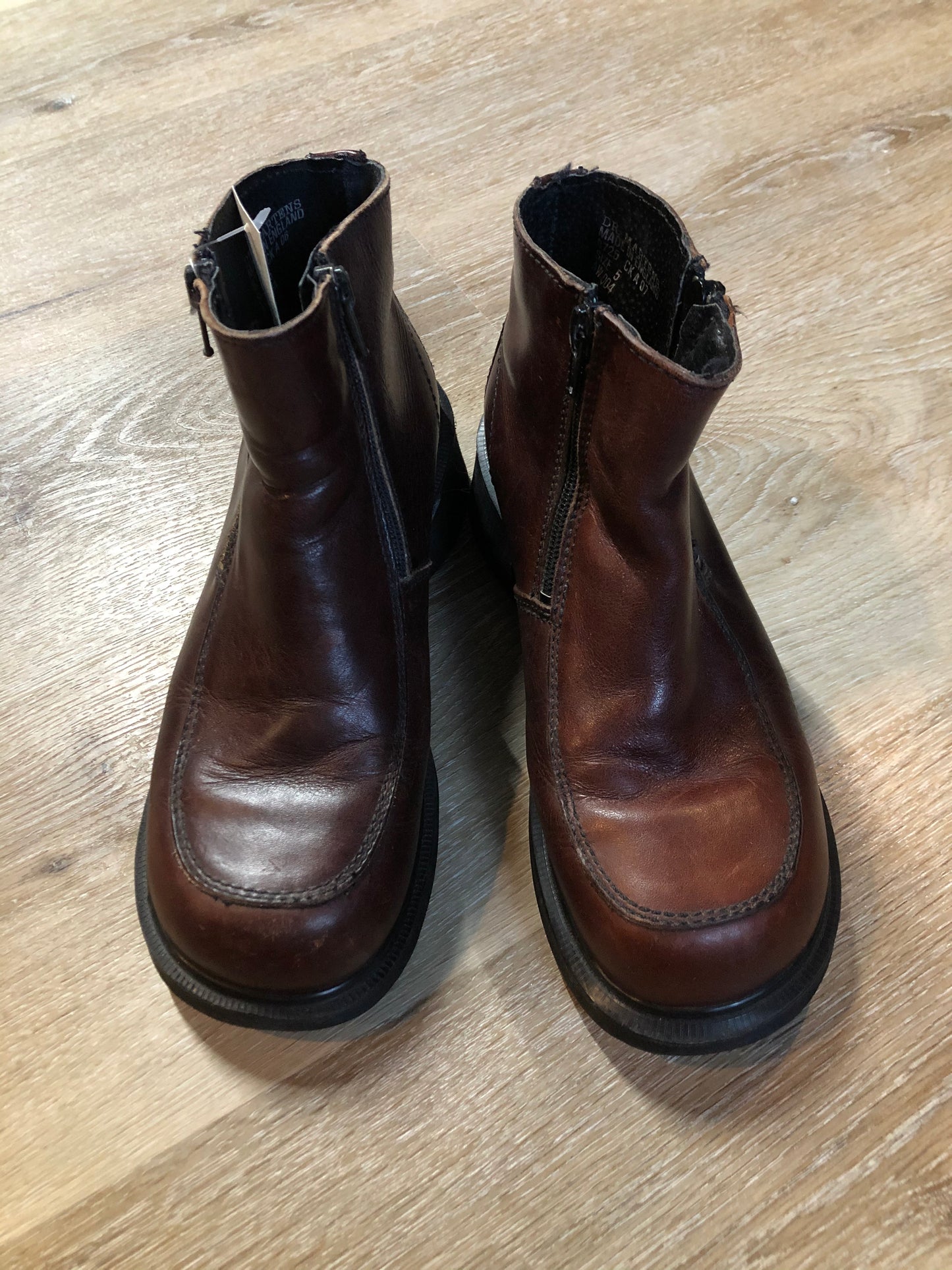 Kingspier Vintage - Vintage Doc Martens dark brown ankle boot,with heel and zipper on both sides. Made in England,
Size Womens UK 5, US 7
*Boots are in great condition. with some wear on the left heel.