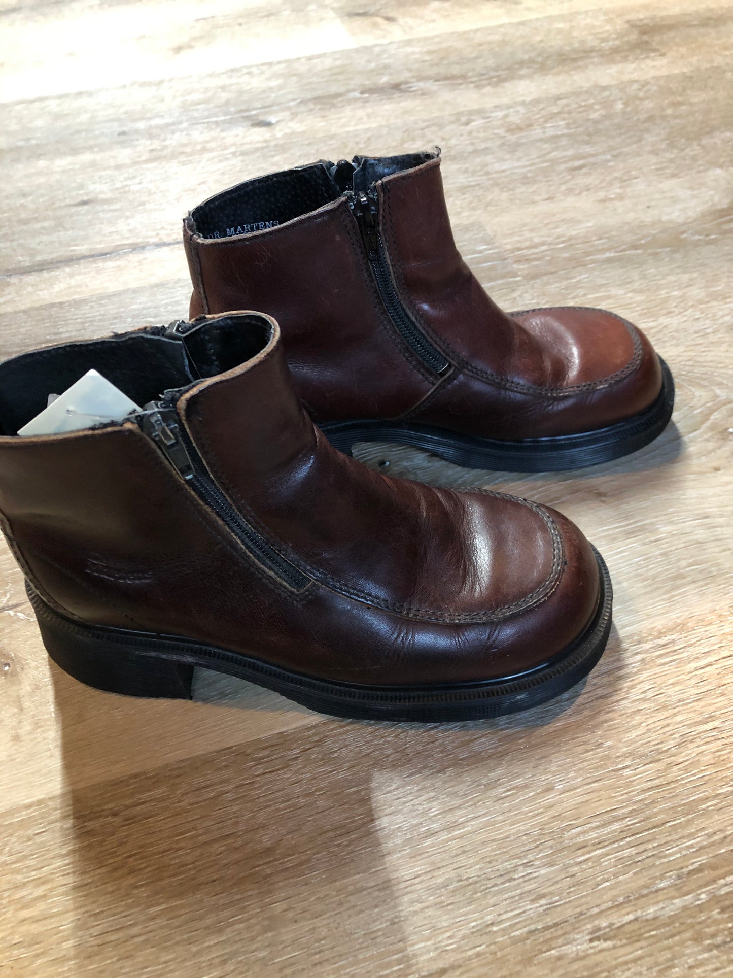 Kingspier Vintage - Vintage Doc Martens dark brown ankle boot,with heel and zipper on both sides. Made in England,
Size Womens UK 5, US 7
*Boots are in great condition. with some wear on the left heel.