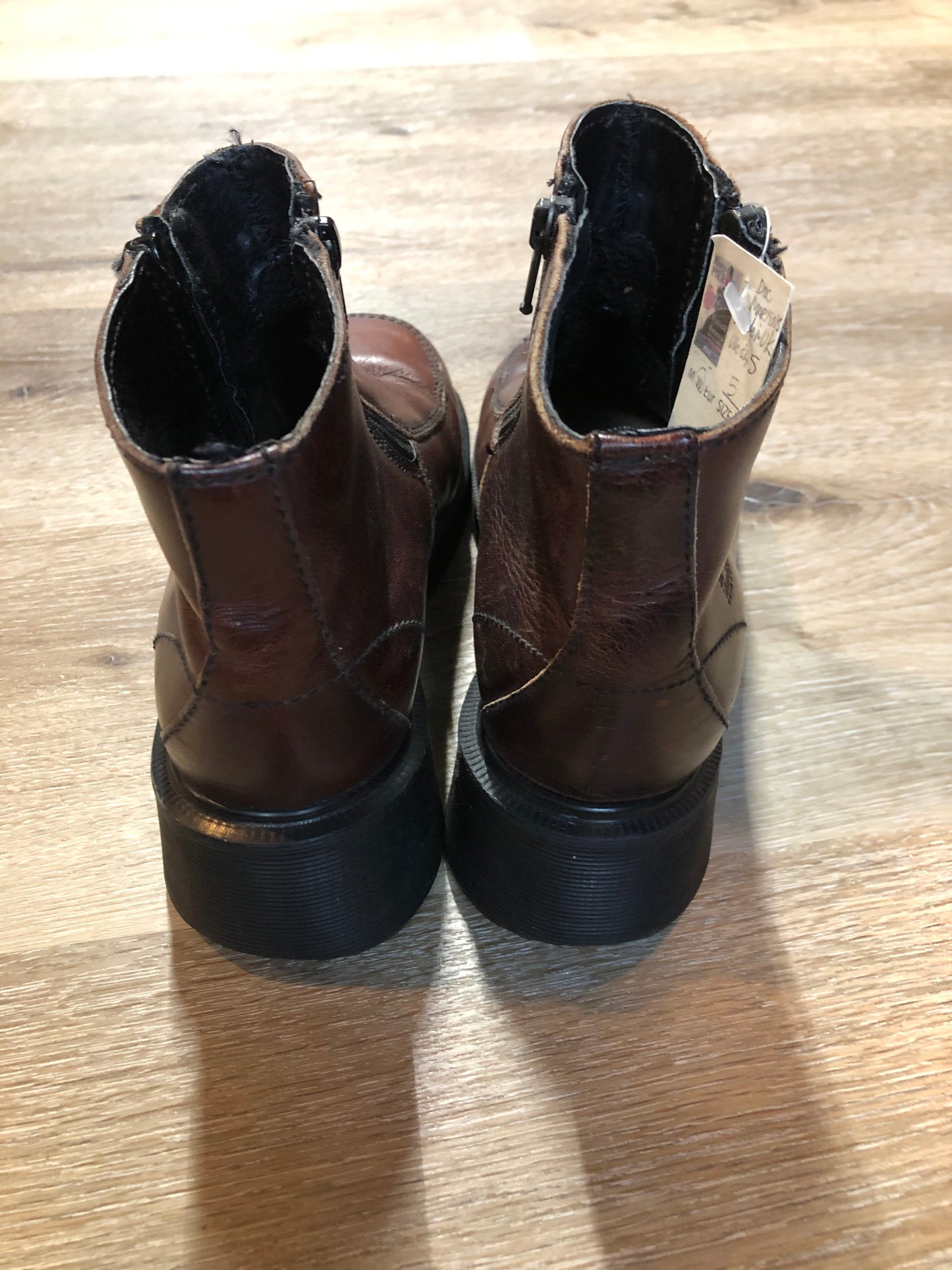 Kingspier Vintage - Vintage Doc Martens dark brown ankle boot,with heel and zipper on both sides. Made in England,
Size Womens UK 5, US 7
*Boots are in great condition. with some wear on the left heel.