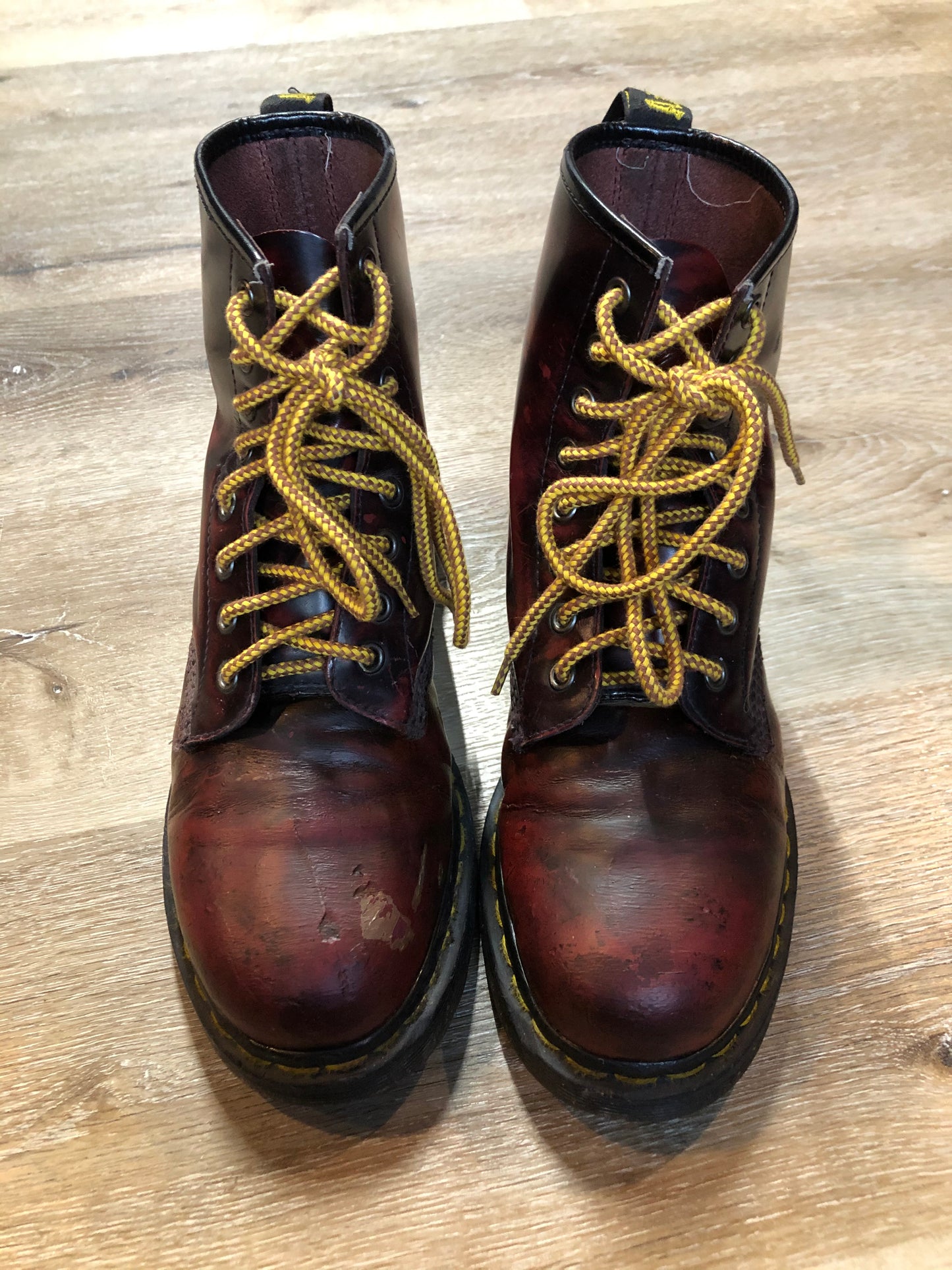 Kingspier Vintage - Doc Martens 1460 Original 8 eyelet boot in red and black with smooth leather upper and iconic airwair sole.
Size 8 W
*Boots are well worn.