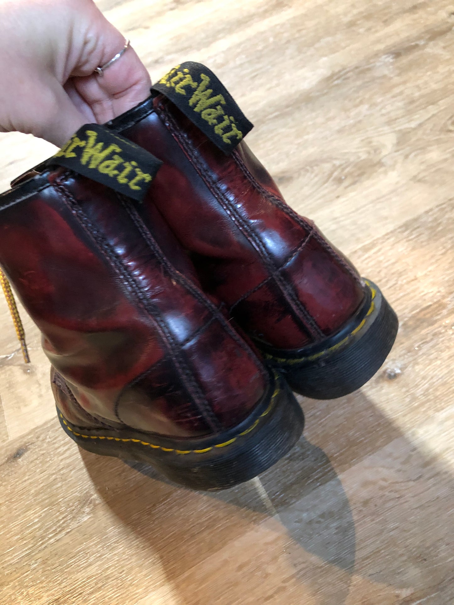 Kingspier Vintage - Doc Martens 1460 Original 8 eyelet boot in red and black with smooth leather upper and iconic airwair sole.
Size 8 W
*Boots are well worn.