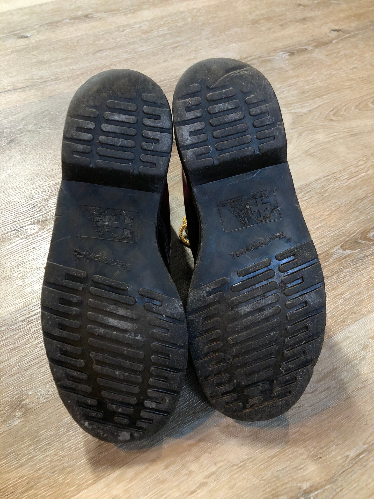 Kingspier Vintage - Doc Martens 1460 Original 8 eyelet boot in red and black with smooth leather upper and iconic airwair sole.
Size 8 W
*Boots are well worn.