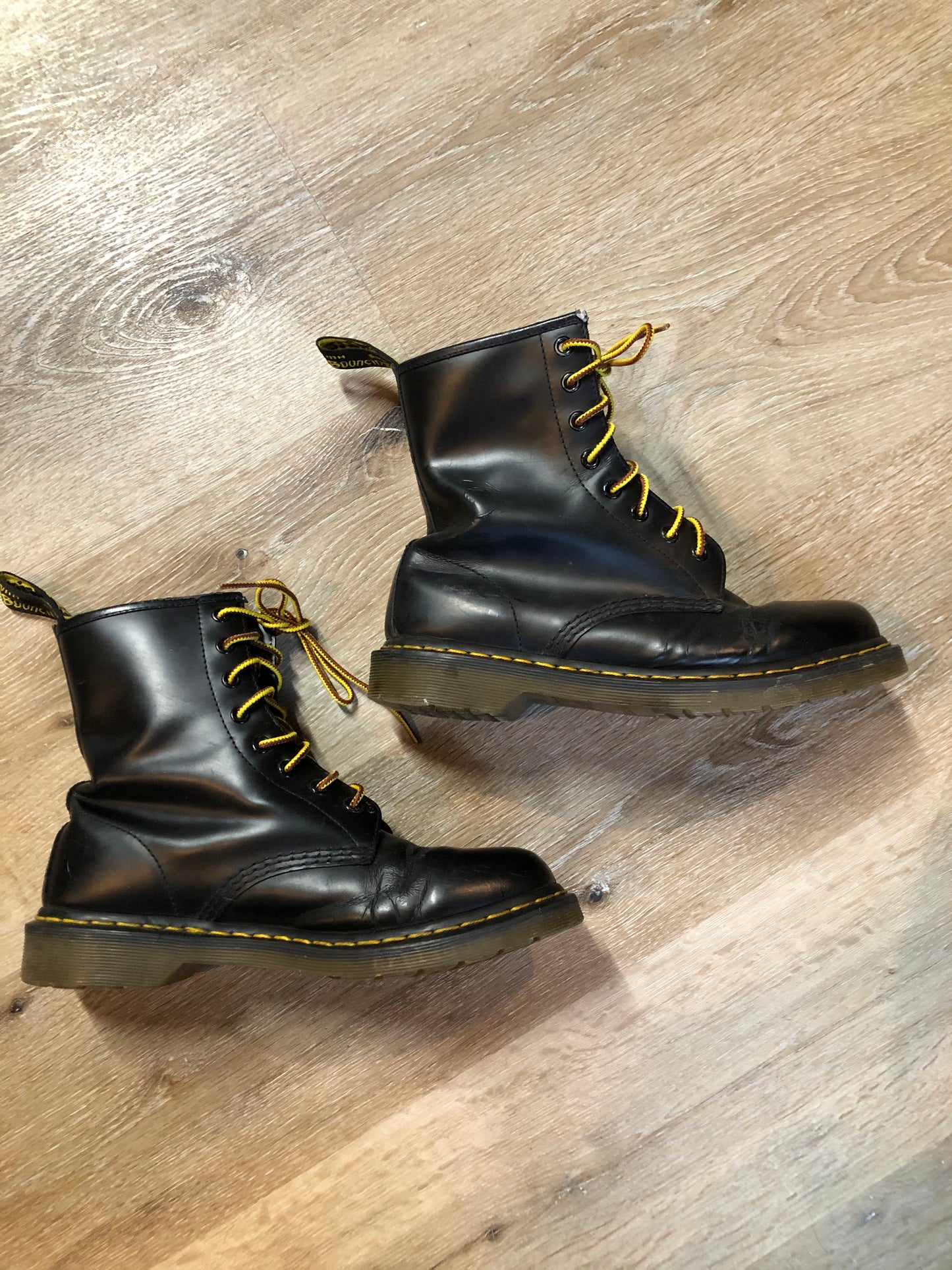 Kingspier Vintage - Doc Martens 1460 Original 8 eyelet boot in black with smooth leather upper and iconic airwair sole.
Size 9M
*Boots are in good condition, with some wear.