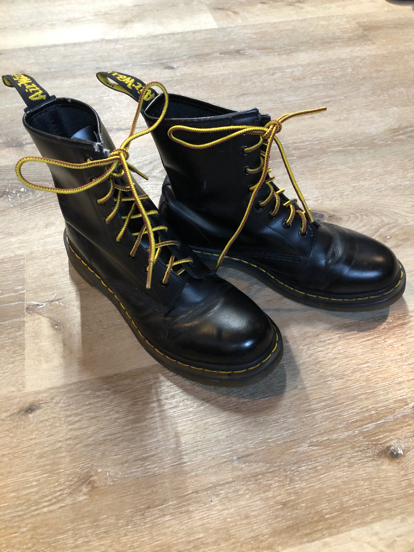 Kingspier Vintage - Doc Martens 1460 Original 8 eyelet boot in black with smooth leather upper and iconic airwair sole.
Size 9M
*Boots are in good condition, with some wear.