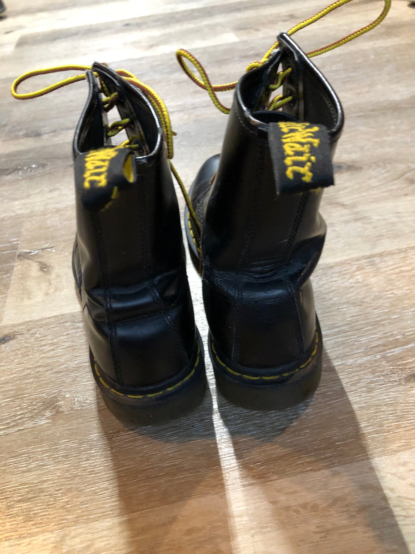 Kingspier Vintage - Doc Martens 1460 Original 8 eyelet boot in black with smooth leather upper and iconic airwair sole.
Size 9M
*Boots are in good condition, with some wear.