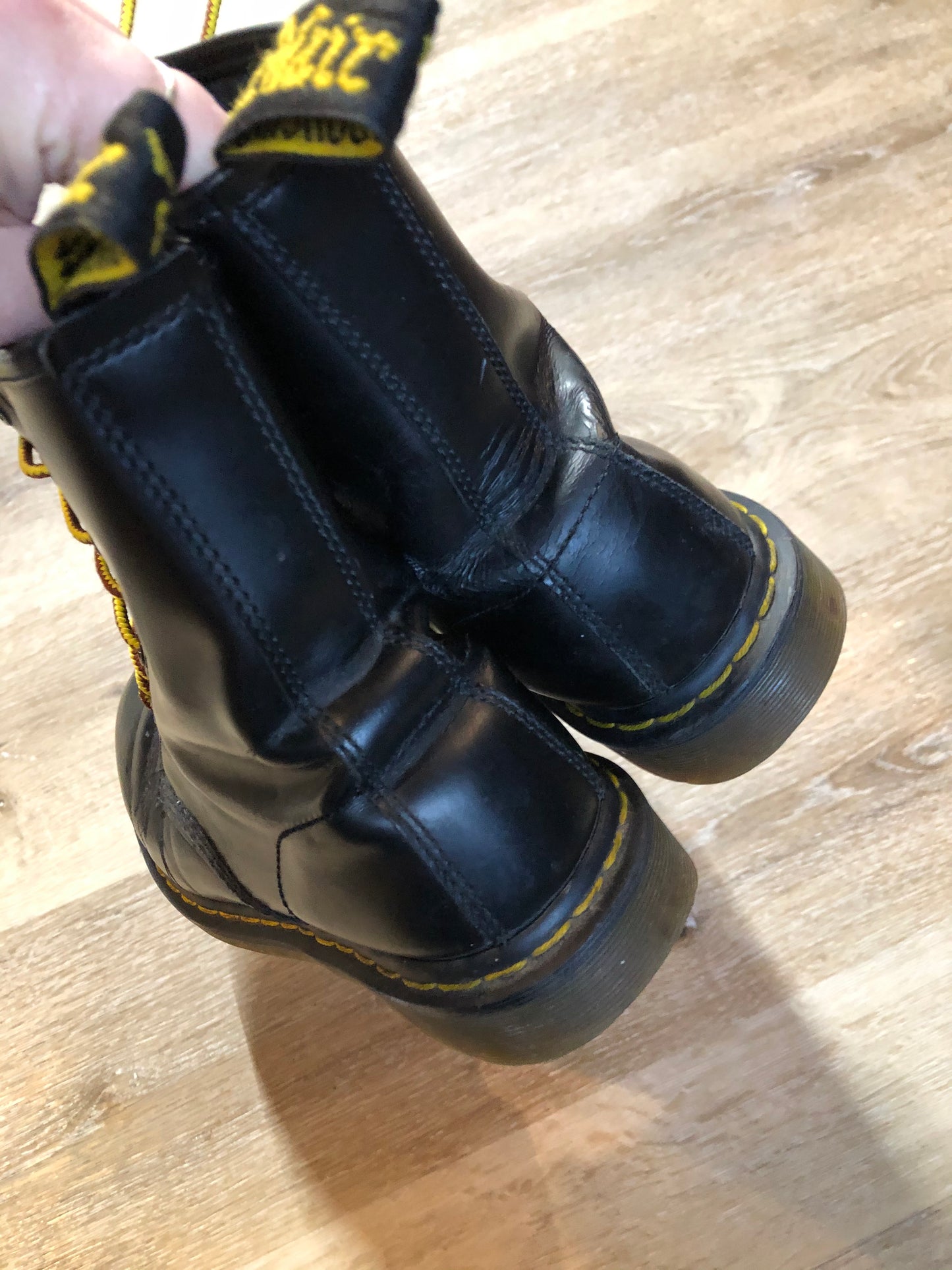 Kingspier Vintage - Doc Martens 1460 Original 8 eyelet boot in black with smooth leather upper and iconic airwair sole.
Size 9M
*Boots are in good condition, with some wear.