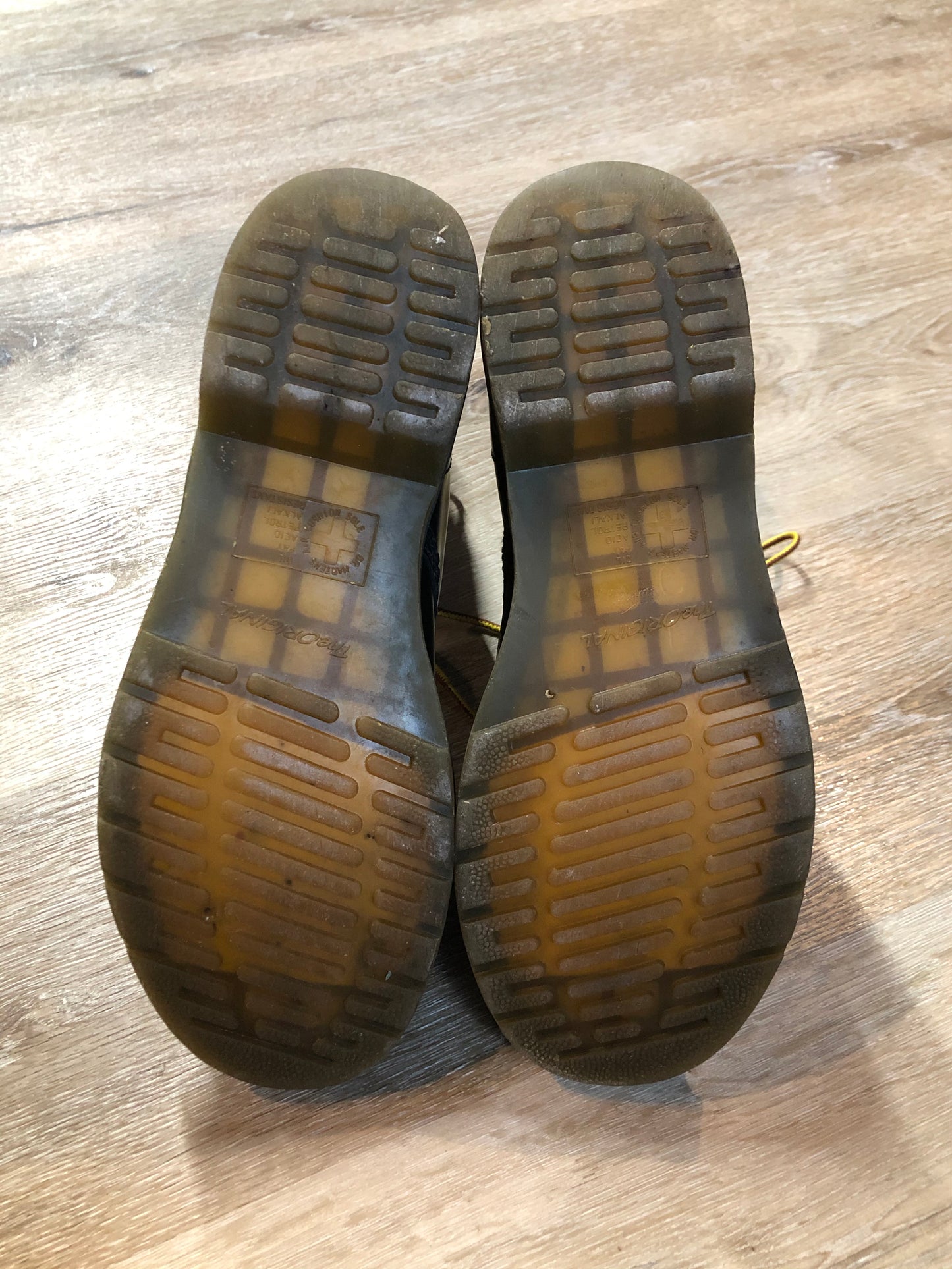 Kingspier Vintage - Doc Martens 1460 Original 8 eyelet boot in black with smooth leather upper and iconic airwair sole.
Size 9M
*Boots are in good condition, with some wear.