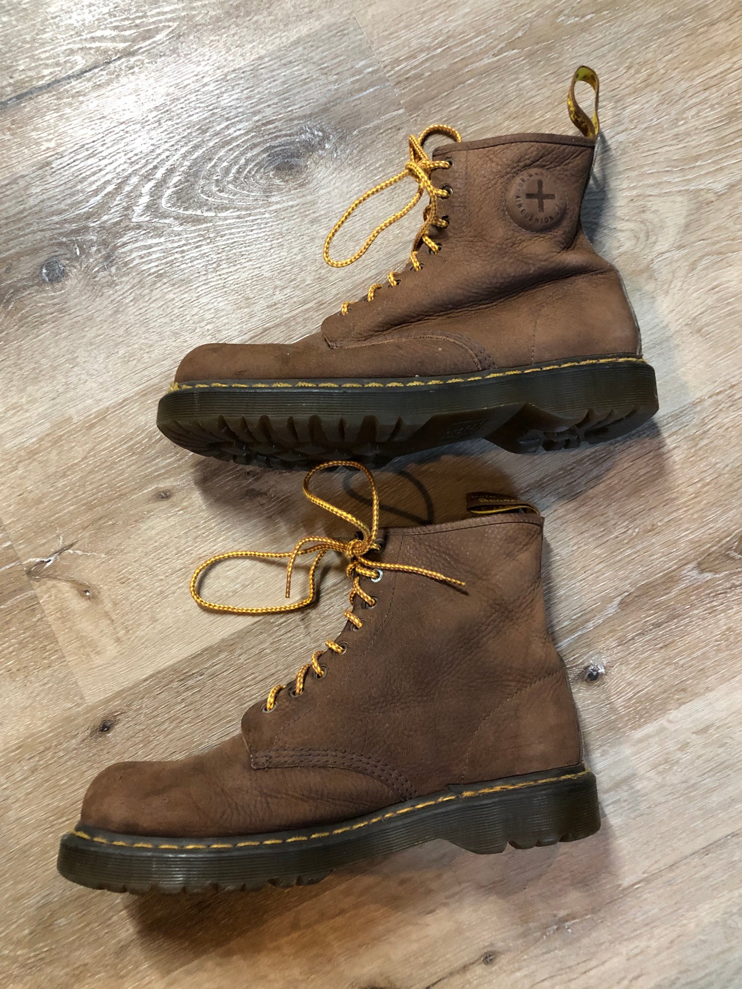Kingspier Vintage - Doc Martens brown pebbled leather 8 eyelet lace up boot with cushioned piece on the ankle and iconic airwair sole.
Size 11M
*Boots are in good condition with some wear all over.