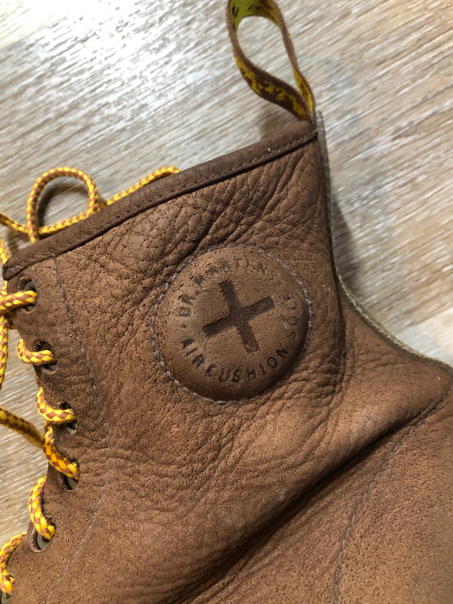 Kingspier Vintage - Doc Martens brown pebbled leather 8 eyelet lace up boot with cushioned piece on the ankle and iconic airwair sole.
Size 11M
*Boots are in good condition with some wear all over.