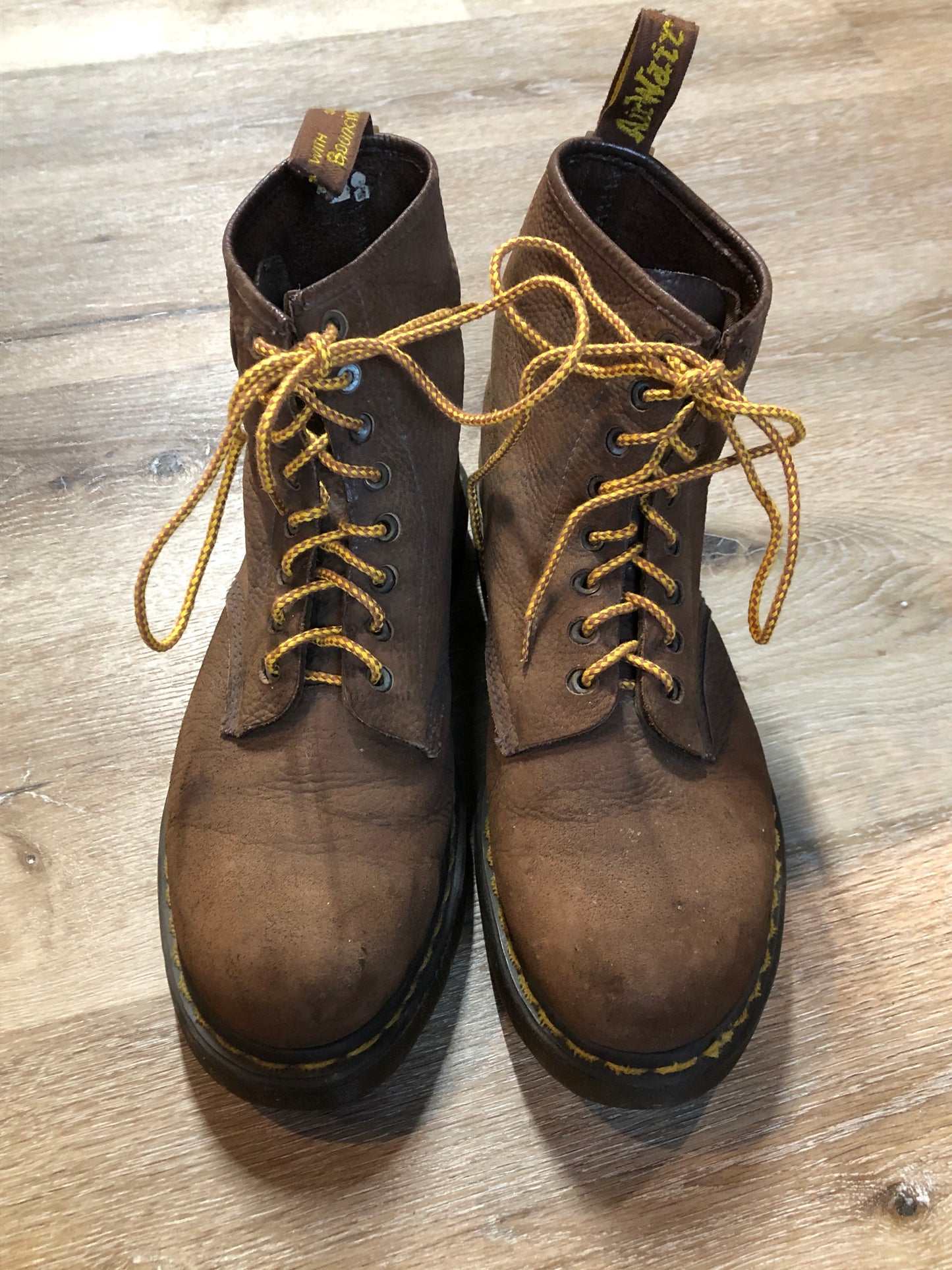 Kingspier Vintage - Doc Martens brown pebbled leather 8 eyelet lace up boot with cushioned piece on the ankle and iconic airwair sole.
Size 11M
*Boots are in good condition with some wear all over.