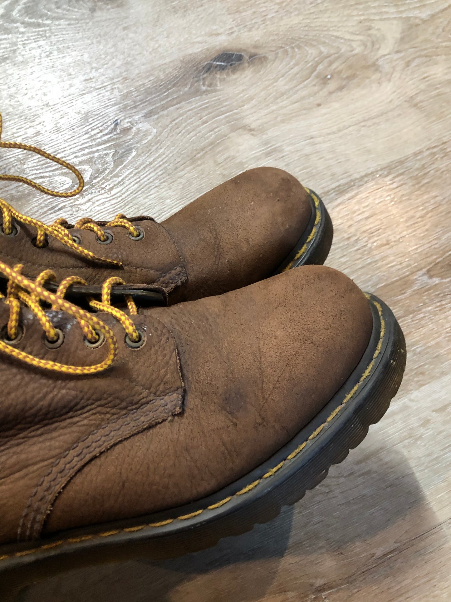Kingspier Vintage - Doc Martens brown pebbled leather 8 eyelet lace up boot with cushioned piece on the ankle and iconic airwair sole.
Size 11M
*Boots are in good condition with some wear all over.
