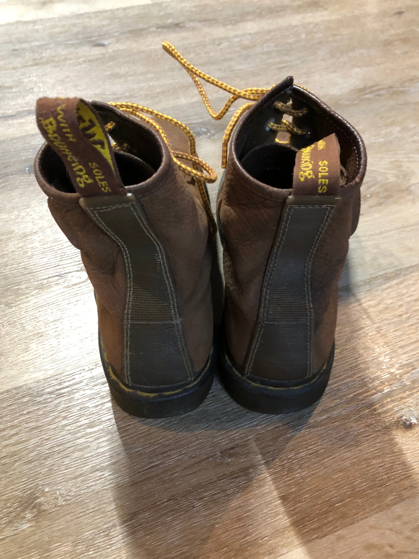 Kingspier Vintage - Doc Martens brown pebbled leather 8 eyelet lace up boot with cushioned piece on the ankle and iconic airwair sole.
Size 11M
*Boots are in good condition with some wear all over.