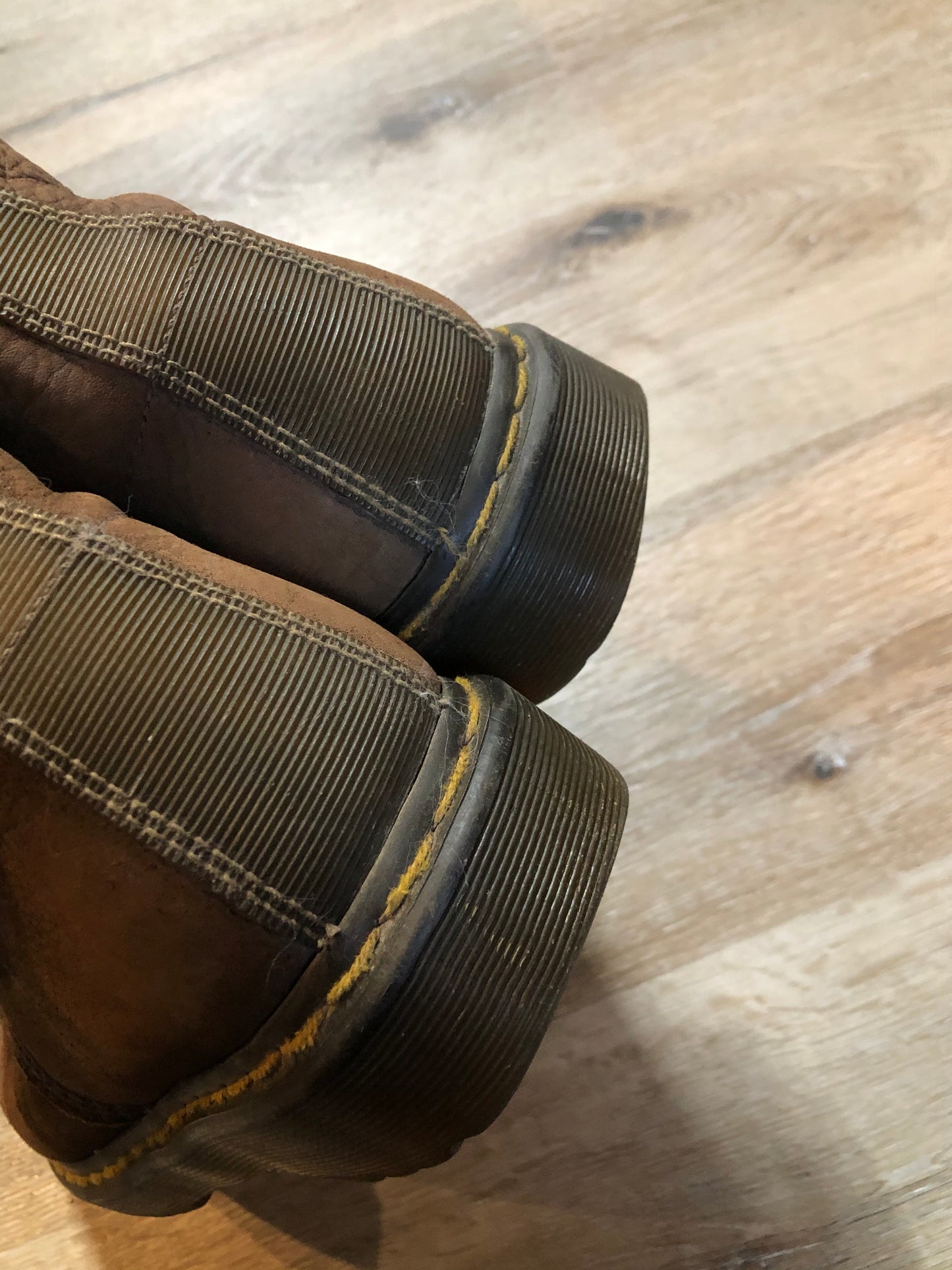Kingspier Vintage - Doc Martens brown pebbled leather 8 eyelet lace up boot with cushioned piece on the ankle and iconic airwair sole.
Size 11M
*Boots are in good condition with some wear all over.