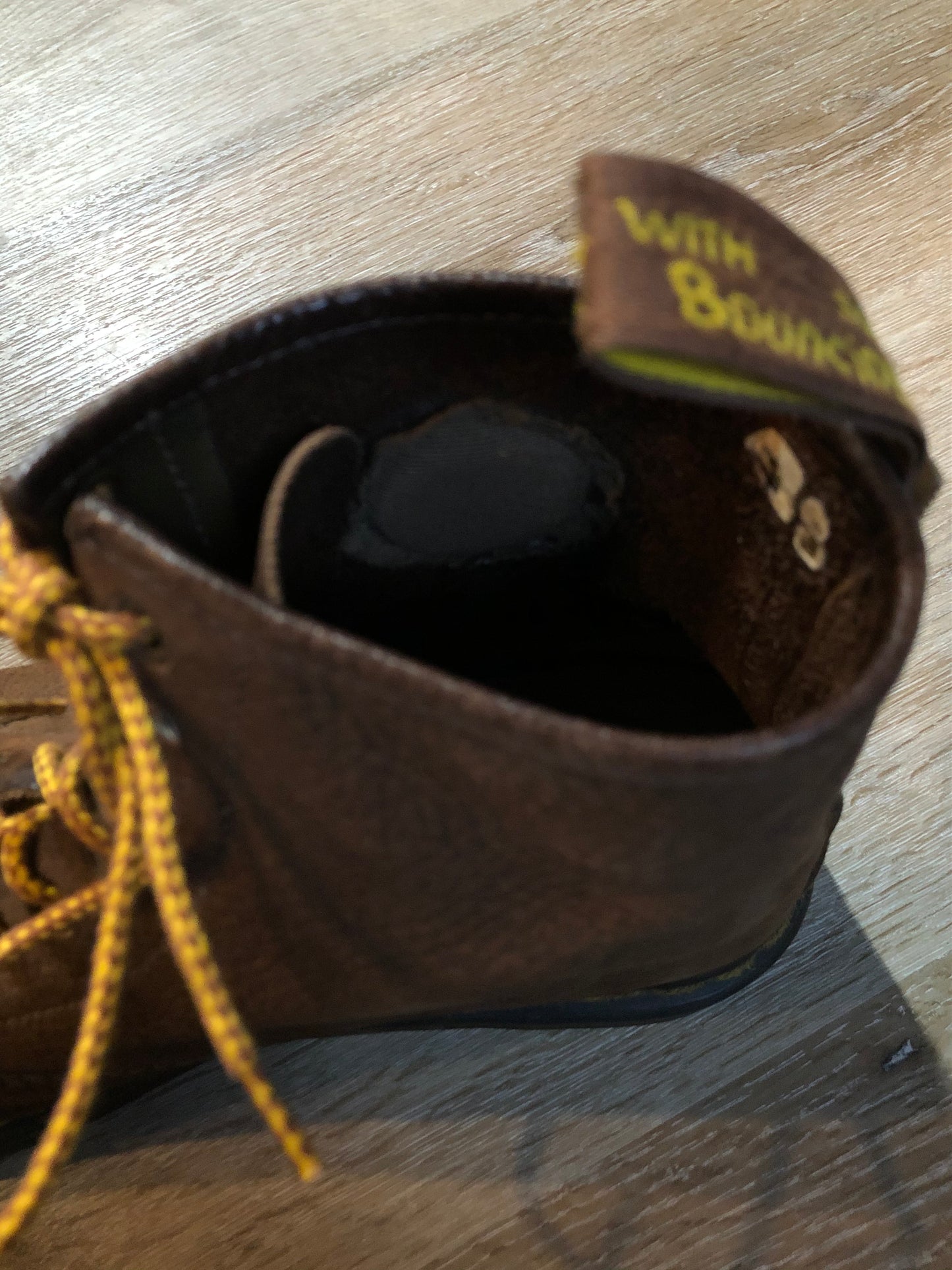 Kingspier Vintage - Doc Martens brown pebbled leather 8 eyelet lace up boot with cushioned piece on the ankle and iconic airwair sole.
Size 11M
*Boots are in good condition with some wear all over.