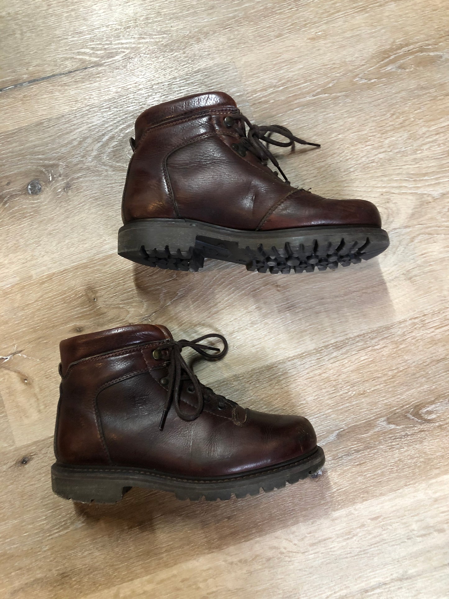 Kingspier Vintage - Prospector hiking boots in smooth brown leather. Made in Canada during the time when Prospector’s boots carried a lifetime warranty.
Size 10 womens
The uppers and soles are in excellent condition.