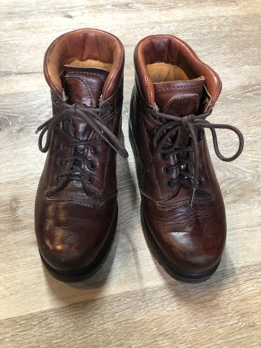 Kingspier Vintage - Prospector hiking boots in smooth brown leather. Made in Canada during the time when Prospector’s boots carried a lifetime warranty.
Size 10 womens
The uppers and soles are in excellent condition.