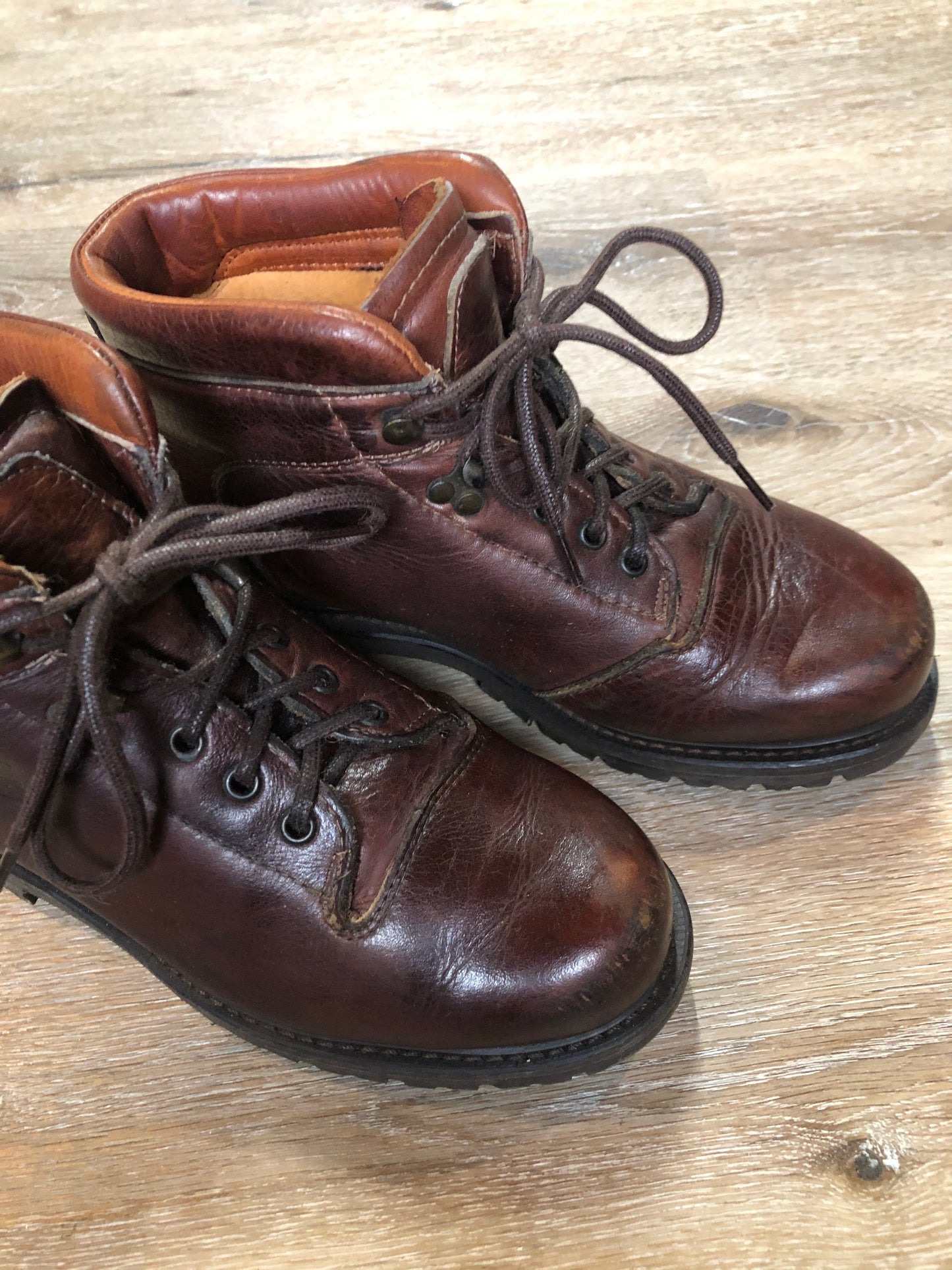 Kingspier Vintage - Prospector hiking boots in smooth brown leather. Made in Canada during the time when Prospector’s boots carried a lifetime warranty.
Size 10 womens
The uppers and soles are in excellent condition.