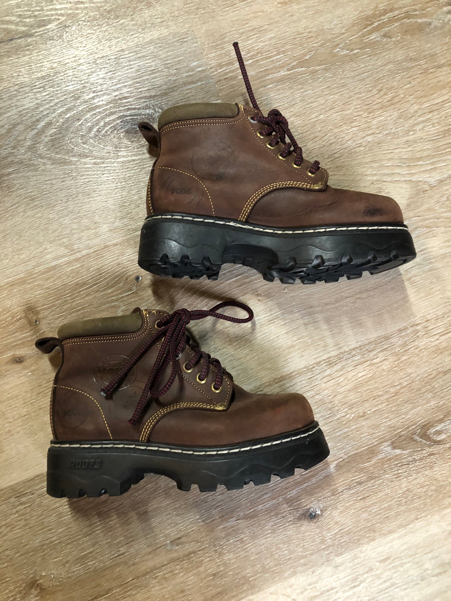 Kingspier Vintage - Roots Tuff hiking boots in brown nubuck leather with padded ankle and thick sole. Made in Canada
Size 6 womens
The uppers and soles are in excellent condition.