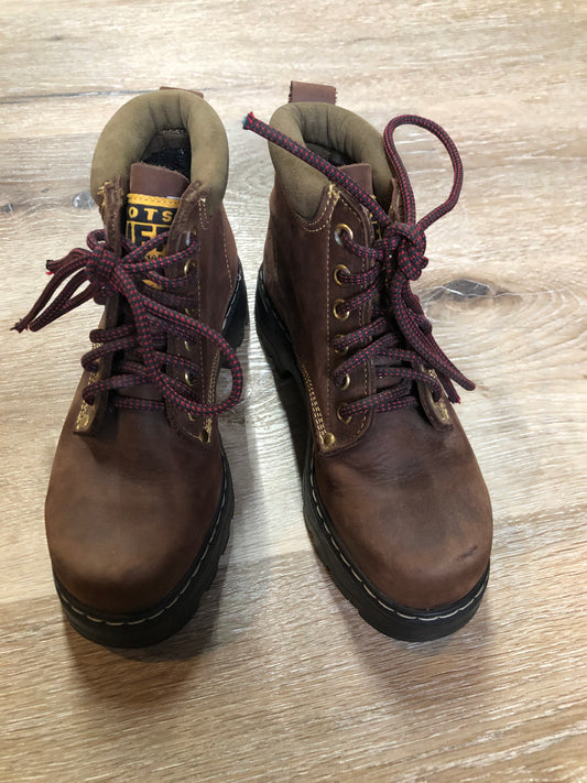 Kingspier Vintage - Roots Tuff hiking boots in brown nubuck leather with padded ankle and thick sole. Made in Canada
Size 6 womens
The uppers and soles are in excellent condition.