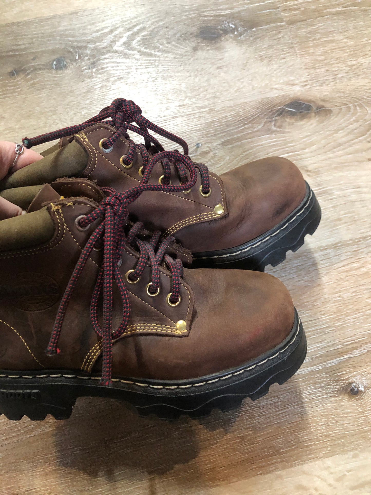 Kingspier Vintage - Roots Tuff hiking boots in brown nubuck leather with padded ankle and thick sole. Made in Canada
Size 6 womens
The uppers and soles are in excellent condition.
