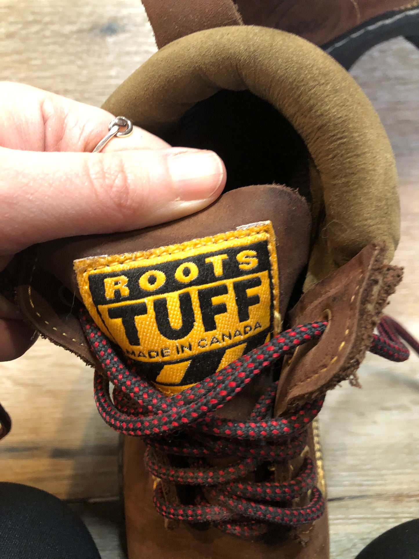 Kingspier Vintage - Roots Tuff hiking boots in brown nubuck leather with padded ankle and thick sole. Made in Canada
Size 6 womens
The uppers and soles are in excellent condition.