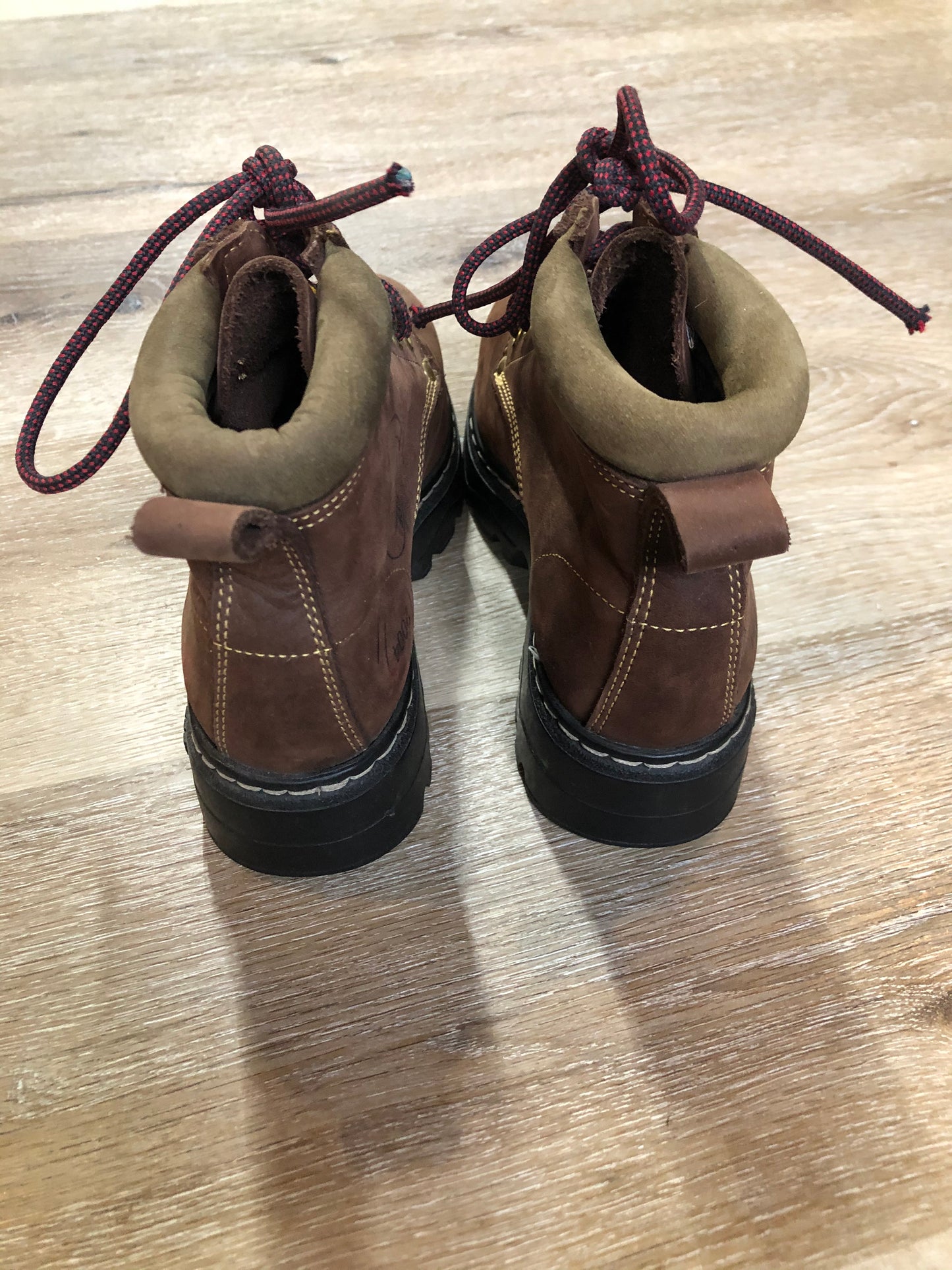 Kingspier Vintage - Roots Tuff hiking boots in brown nubuck leather with padded ankle and thick sole. Made in Canada
Size 6 womens
The uppers and soles are in excellent condition.