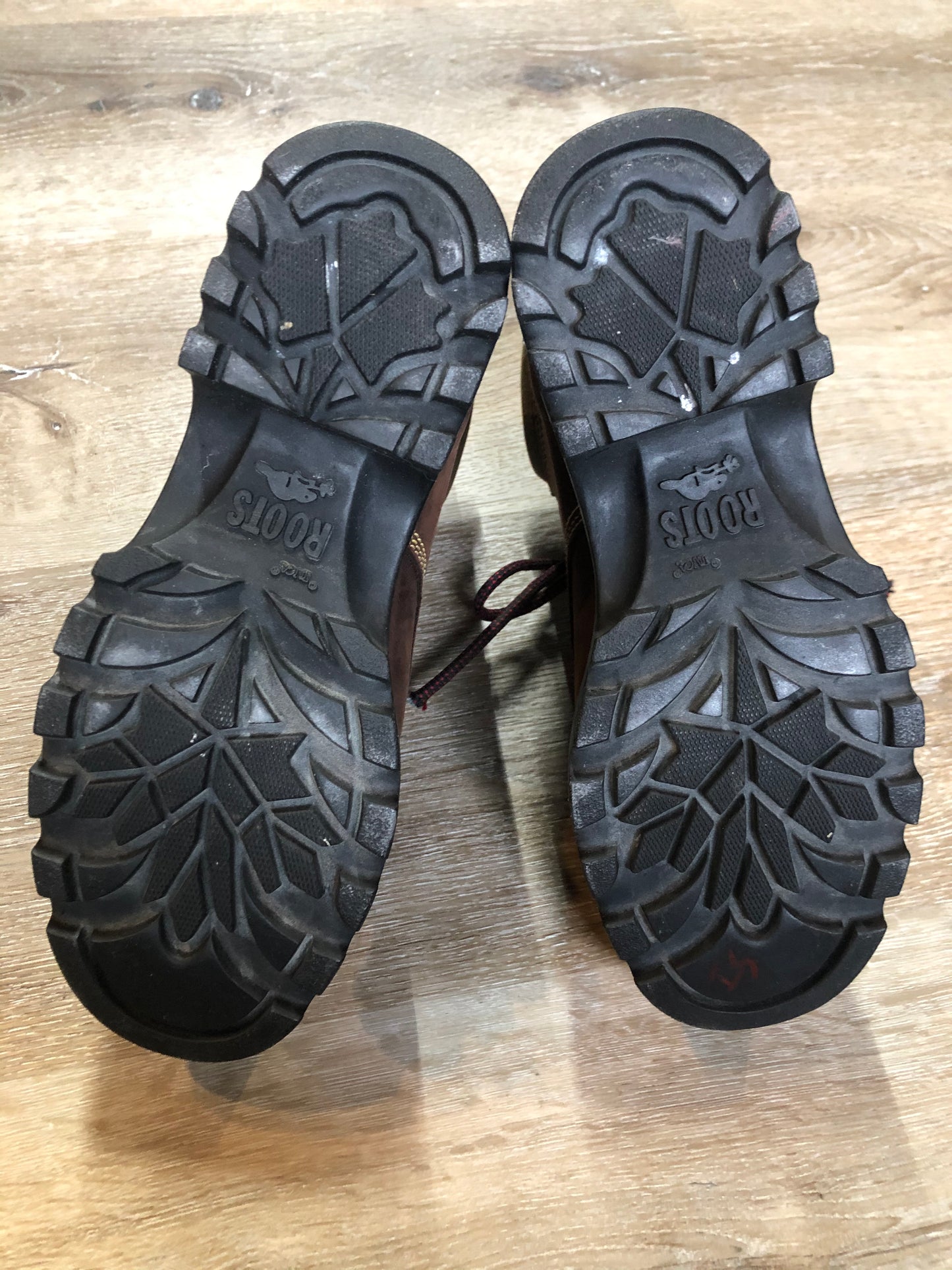 Kingspier Vintage - Roots Tuff hiking boots in brown nubuck leather with padded ankle and thick sole. Made in Canada
Size 6 womens
The uppers and soles are in excellent condition.