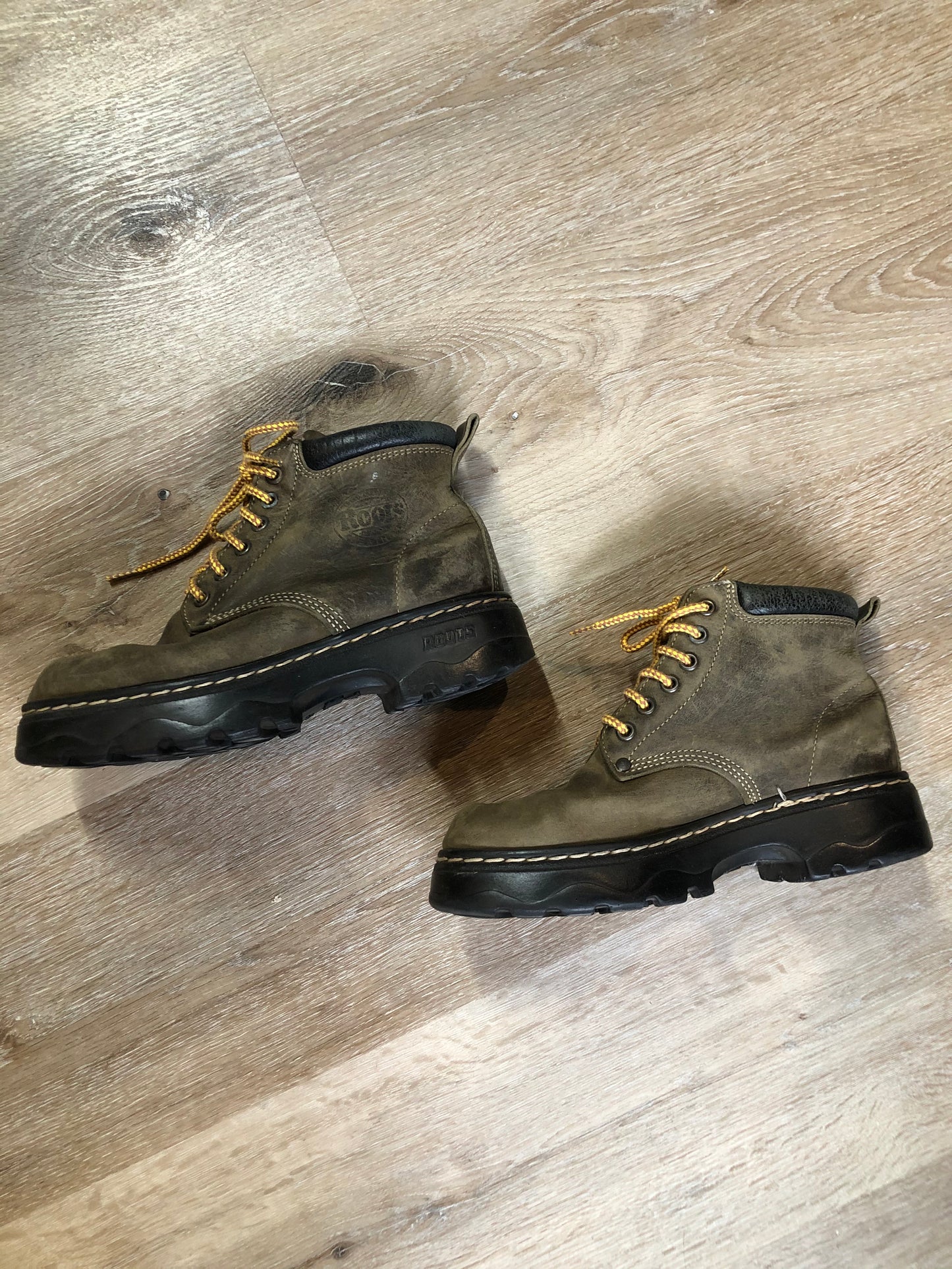 Kingspier Vintage - Roots Tuff hiking boots in olive green nubuck leather with padded ankle and thick sole. Made in Canada
Size 6.5 womens
The uppers and soles are in good condition with some all over wear.