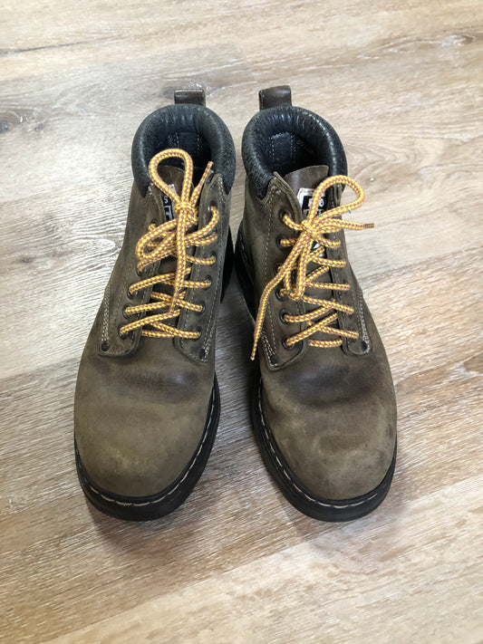Kingspier Vintage - Roots Tuff hiking boots in olive green nubuck leather with padded ankle and thick sole. Made in Canada
Size 6.5 womens
The uppers and soles are in good condition with some all over wear.